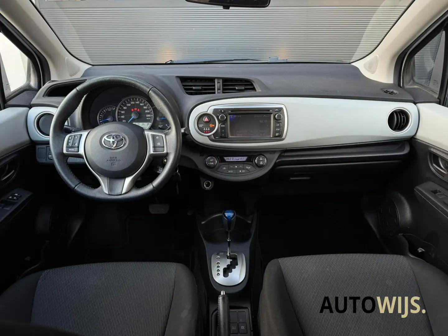 Toyota Yaris 1.5 Full Hybrid Aspiration|Camera|Xenon|NL AUTO|Cr Wit - 2