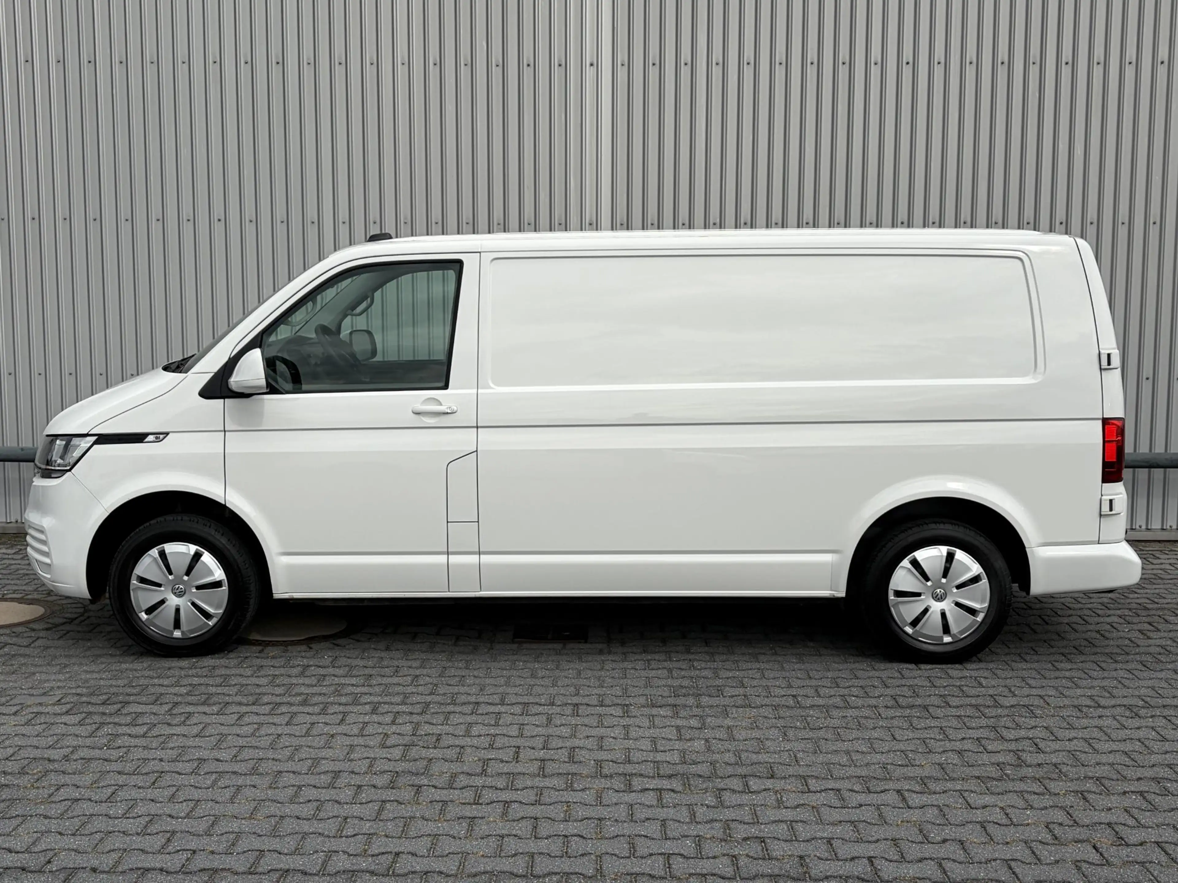 Volkswagen T6.1 Transporter 2.0 TDI L2H1*A/C*CRUISE*HAAK*NAVI* — photo 10