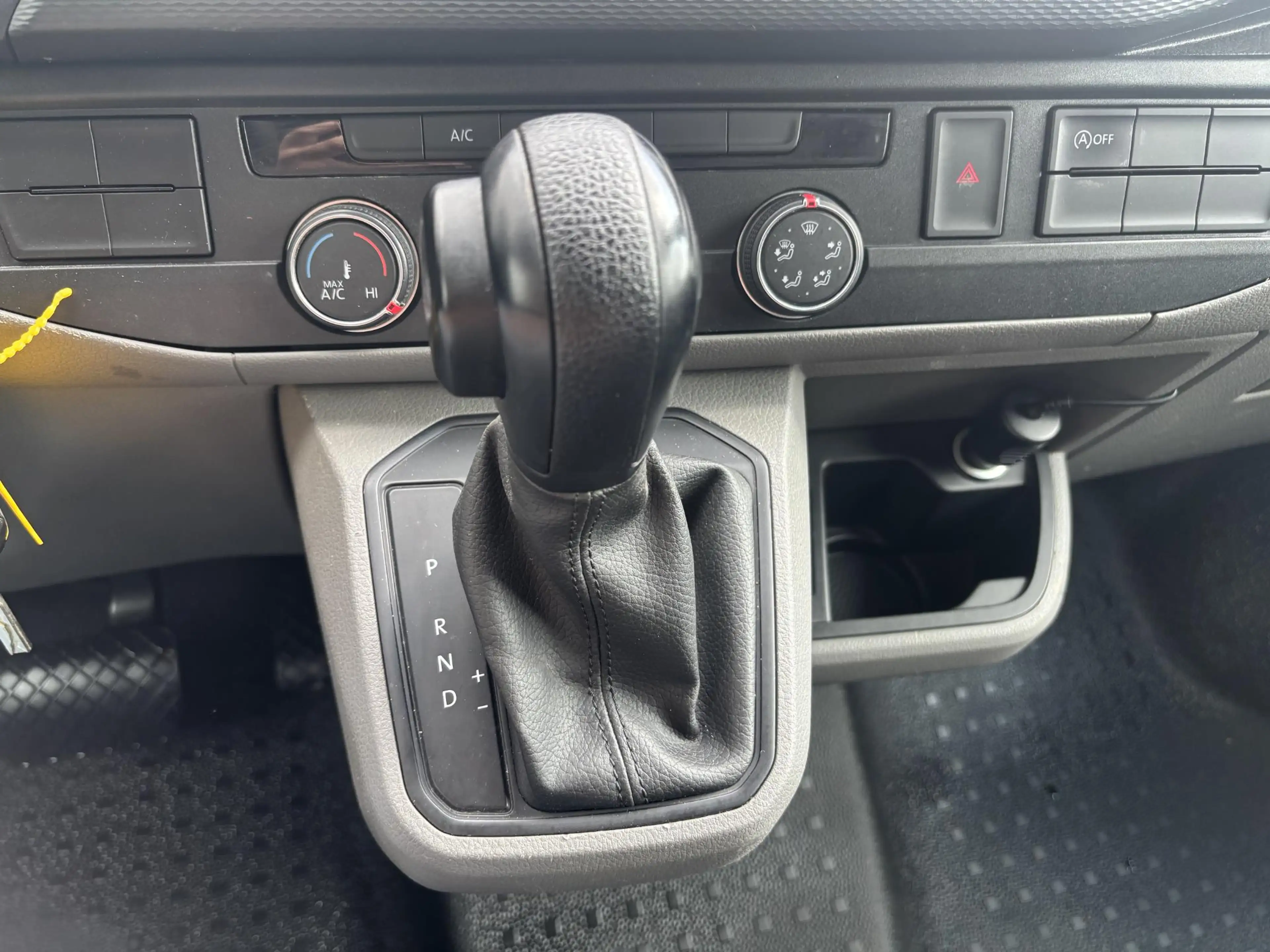 Volkswagen T6.1 Transporter 2.0 TDI L2H1*A/C*CRUISE*HAAK*NAVI* — photo 9
