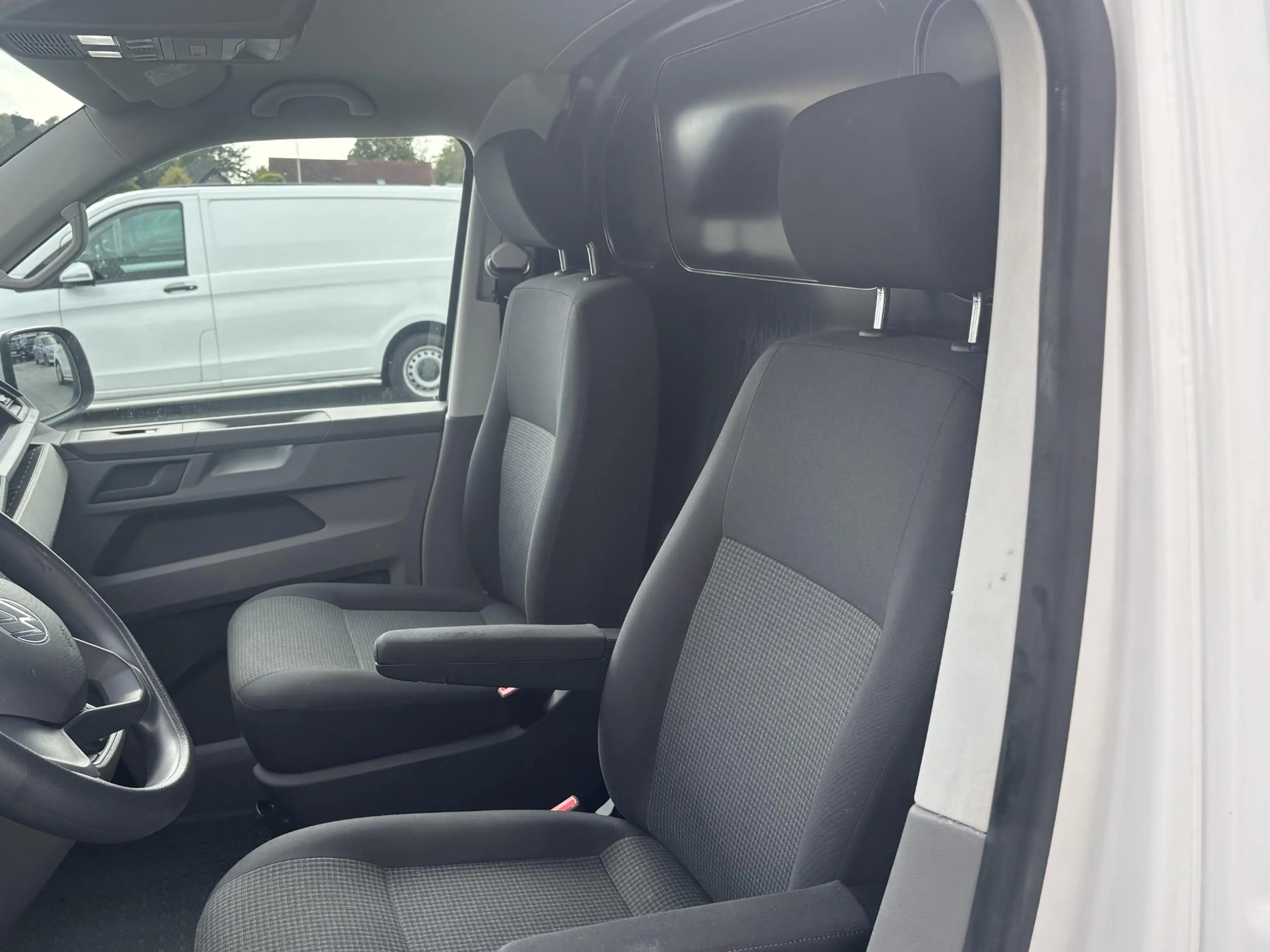 Volkswagen T6.1 Transporter 2.0 TDI L2H1*A/C*CRUISE*HAAK*NAVI* — photo 19