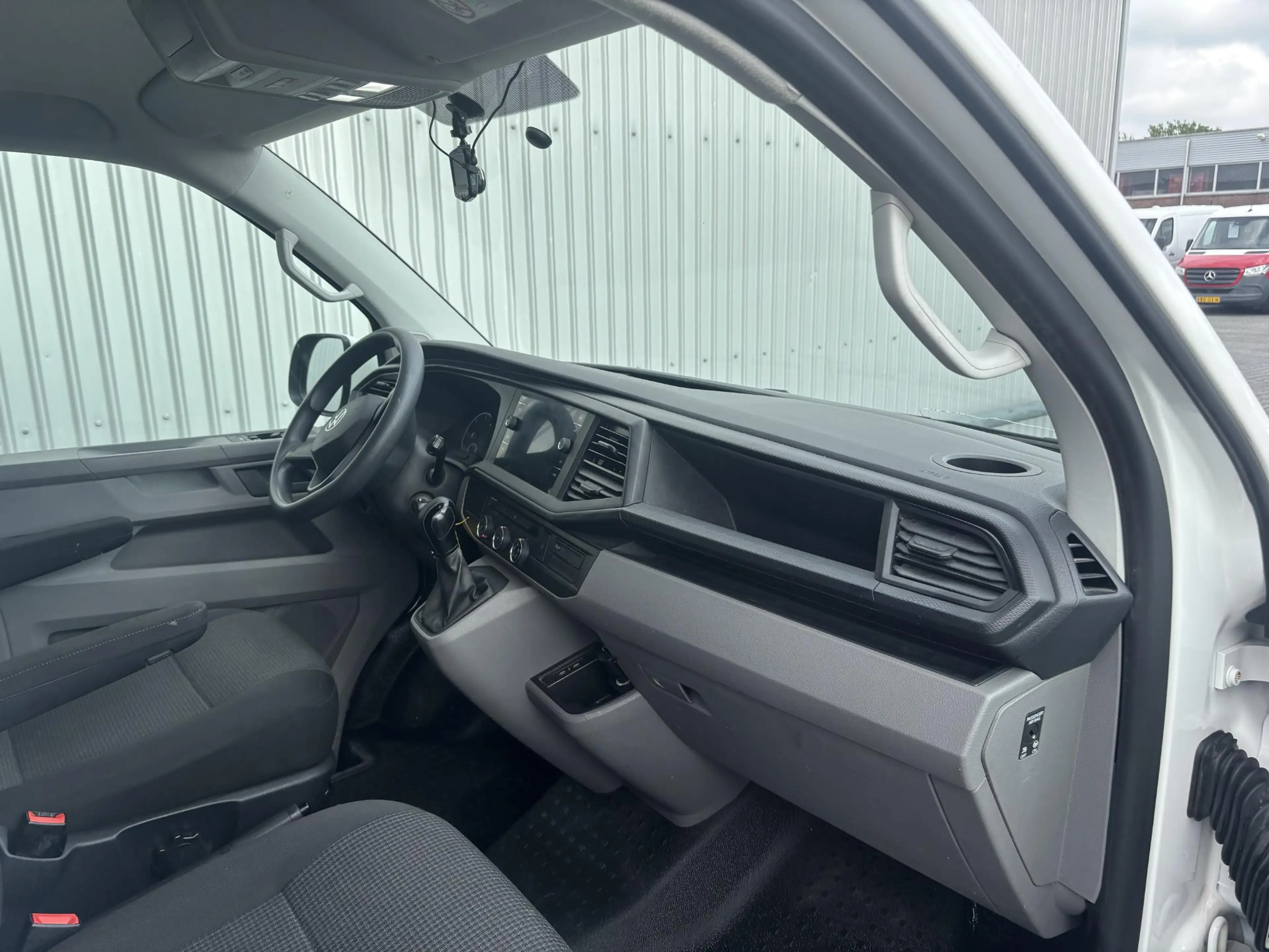Volkswagen T6.1 Transporter 2.0 TDI L2H1*A/C*CRUISE*HAAK*NAVI* — photo 12
