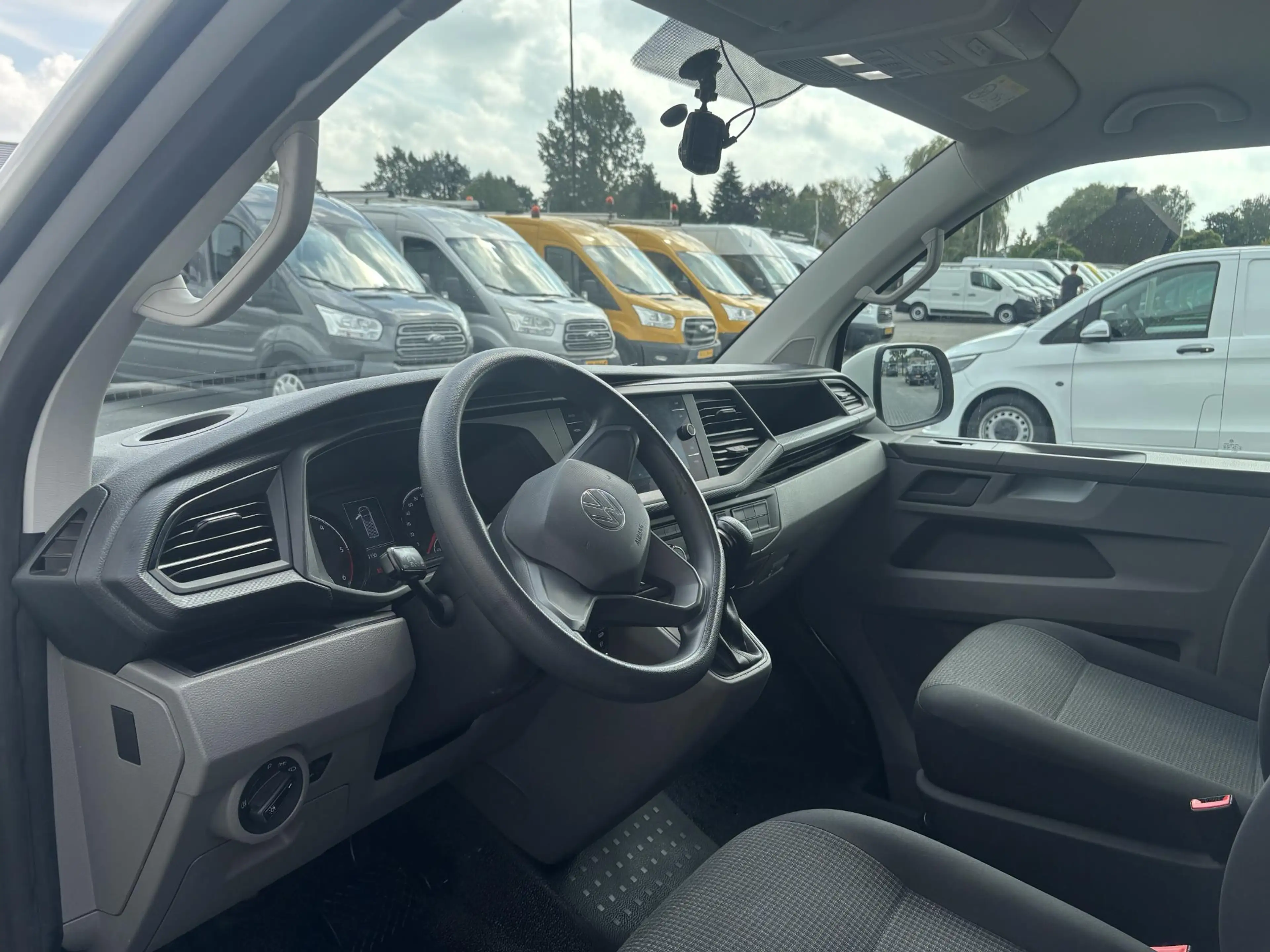 Volkswagen T6.1 Transporter 2.0 TDI L2H1*A/C*CRUISE*HAAK*NAVI* — photo 4