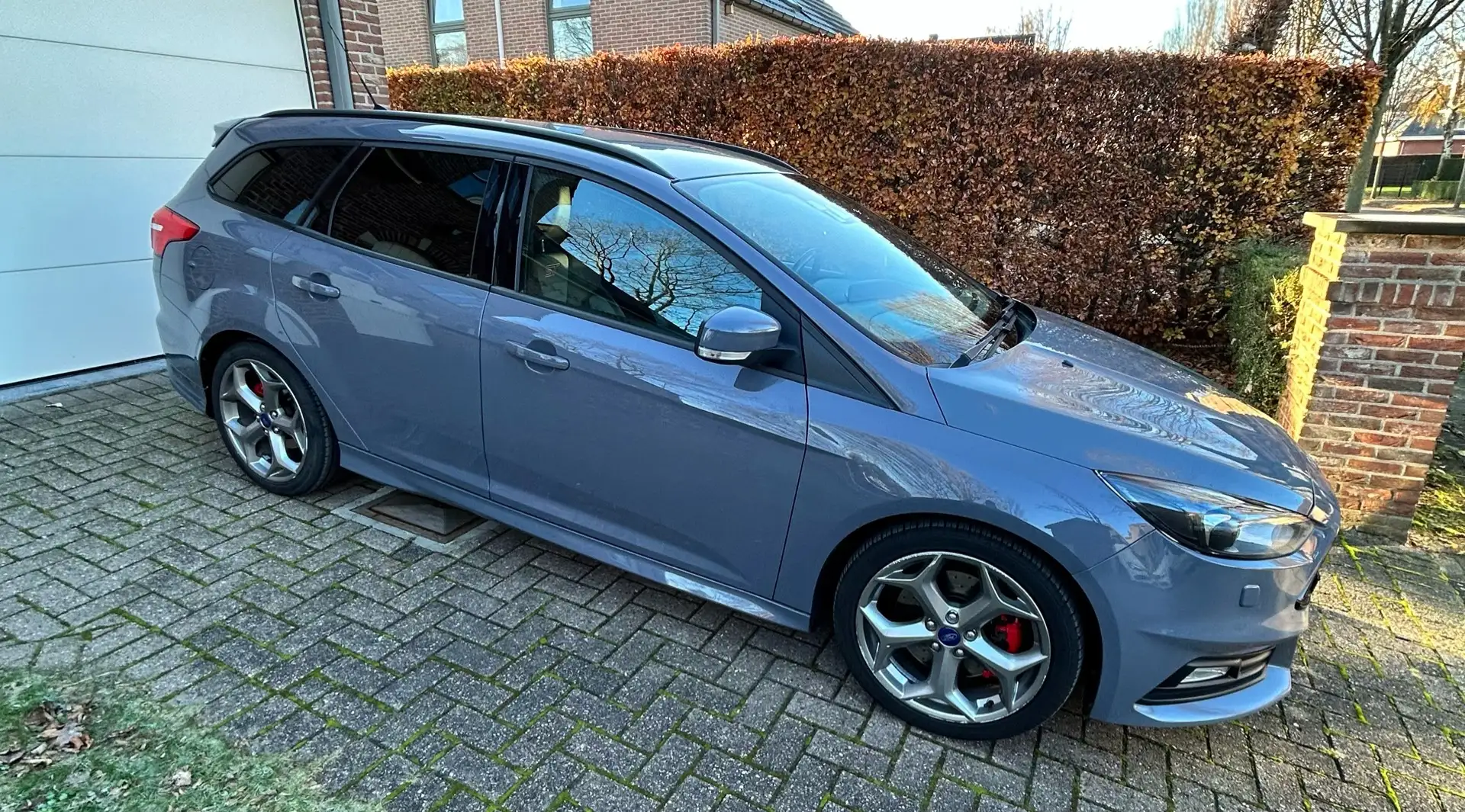 Ford Focus 2.0 EcoBoost ST mit Leder-Sport-Paket Grijs - 2