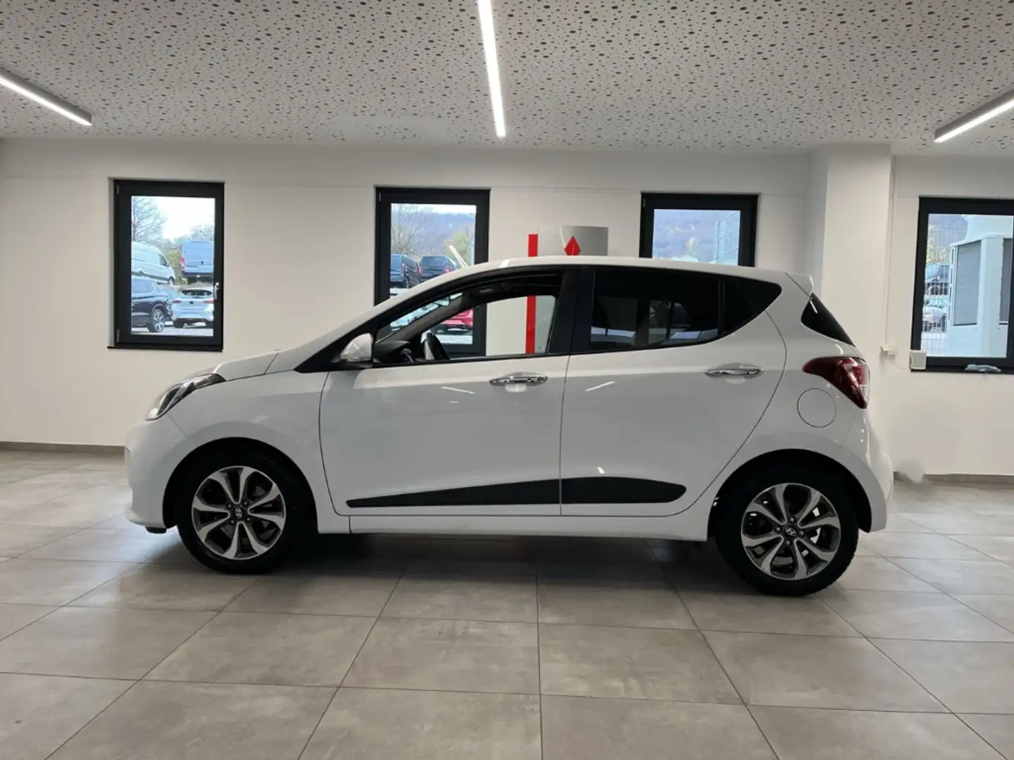 Hyundai i10 1.25 CVVT Premium PDC Tempomat Klima SHZ Weiß - 2