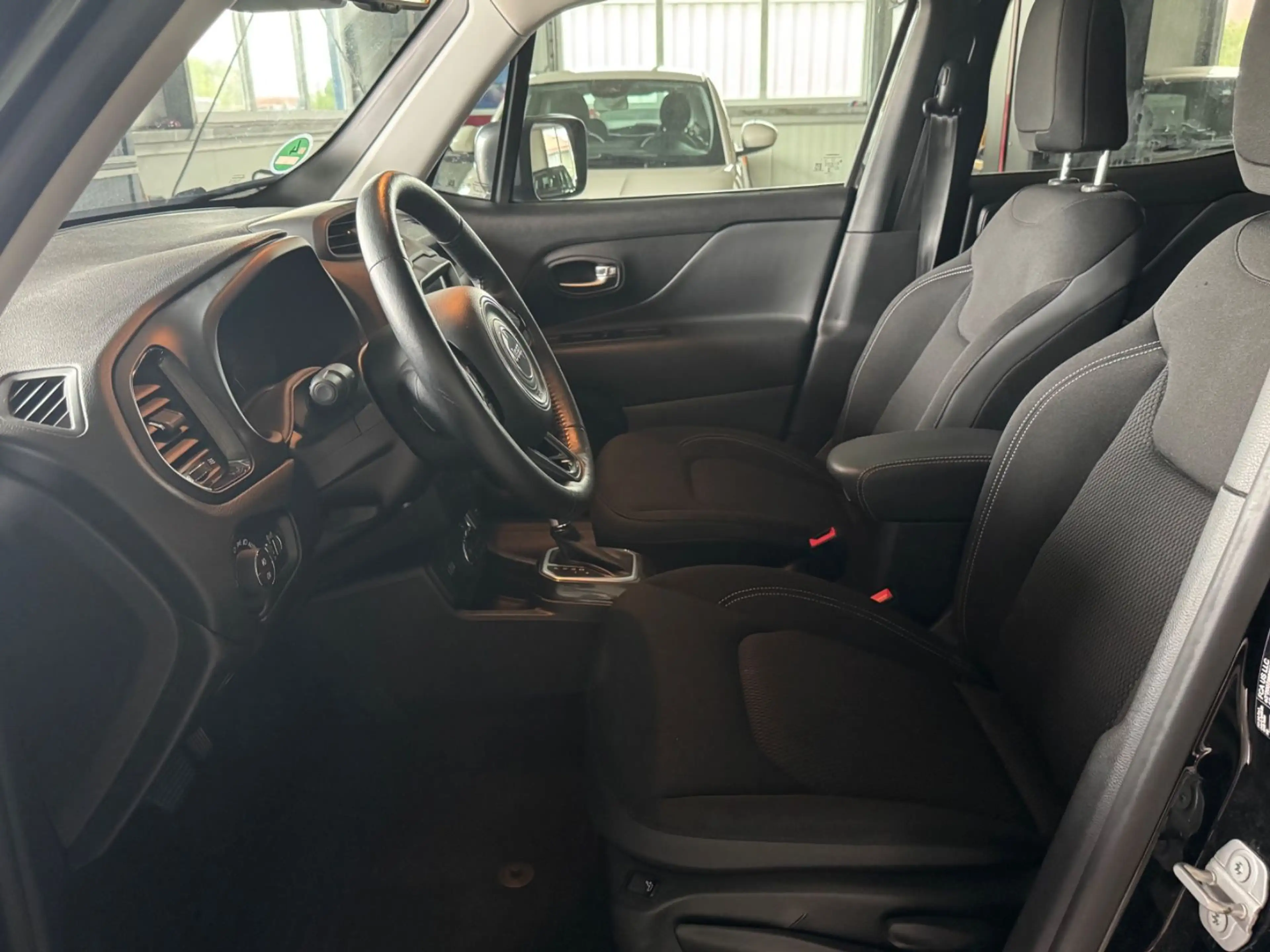 Jeep Renegade S Plug-In-Hybrid 4xe — photo 11