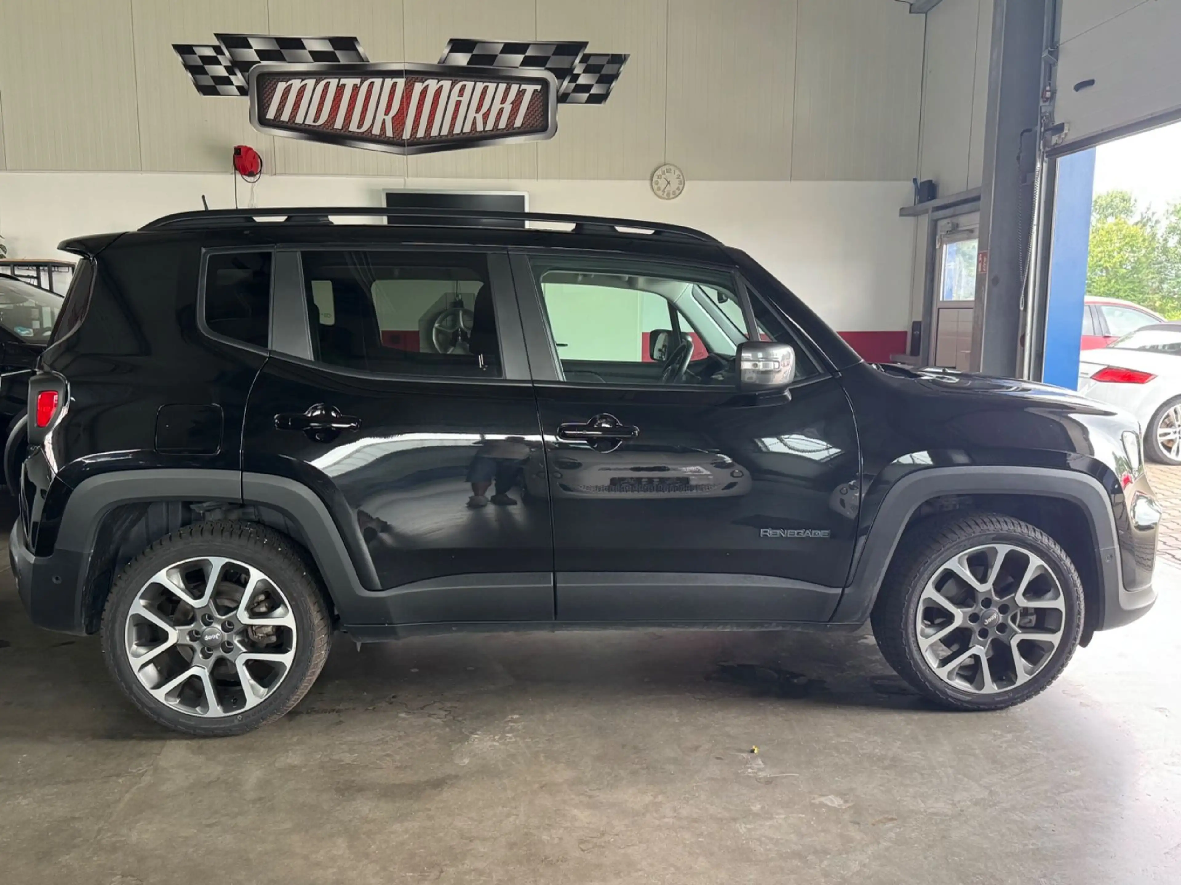 Jeep Renegade S Plug-In-Hybrid 4xe — photo 8