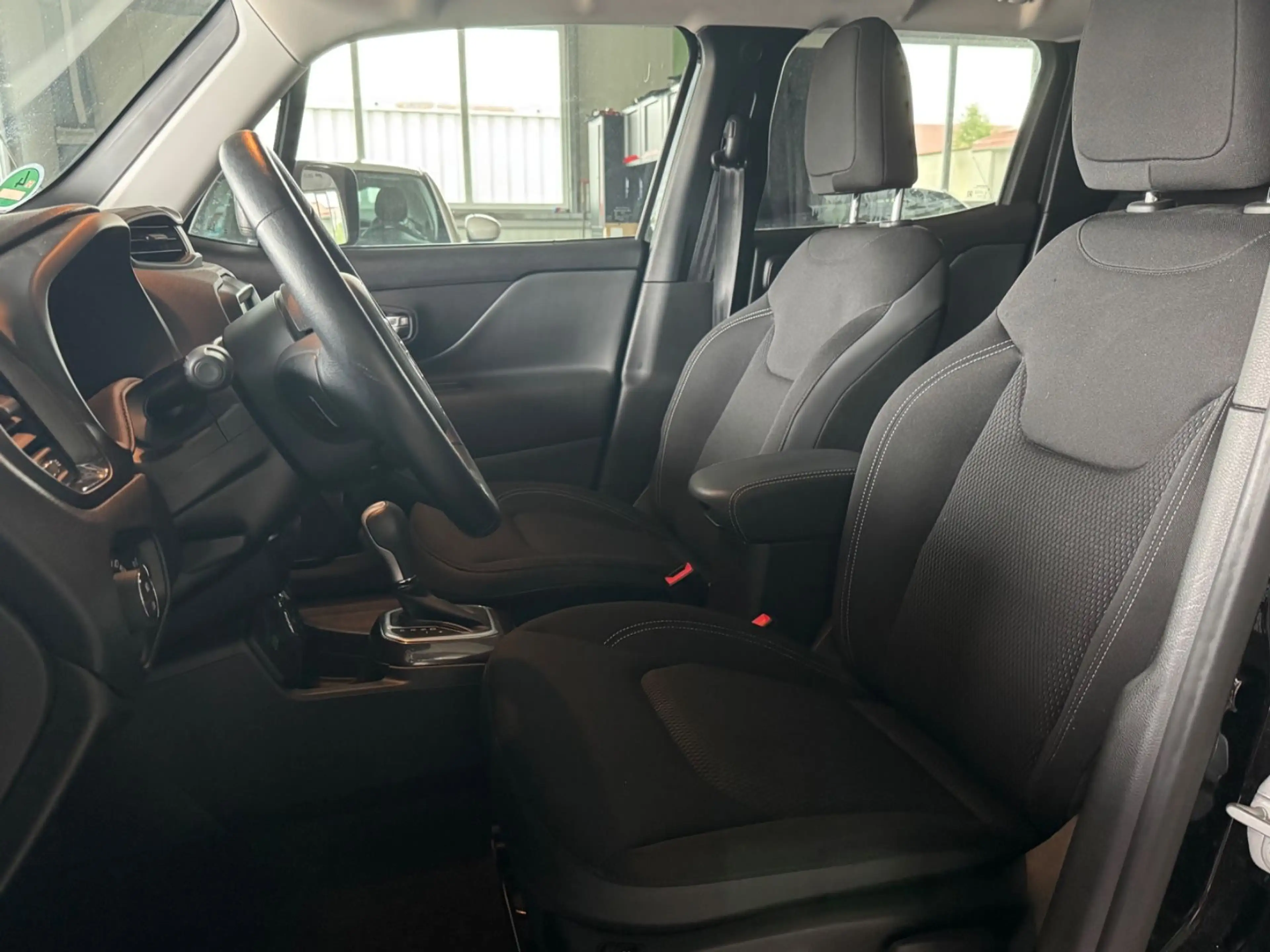 Jeep Renegade S Plug-In-Hybrid 4xe — photo 12