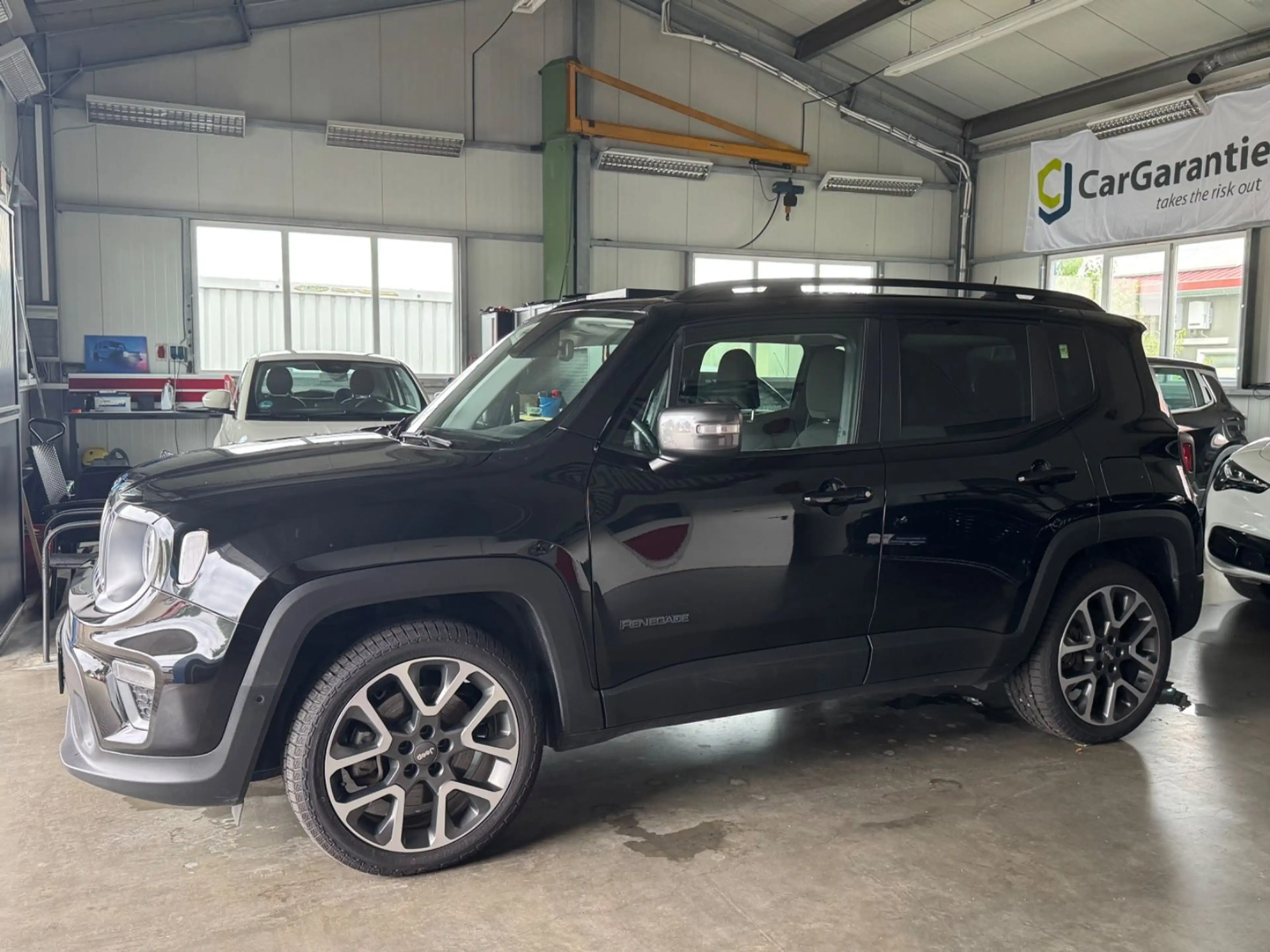 Jeep Renegade S Plug-In-Hybrid 4xe — photo 3