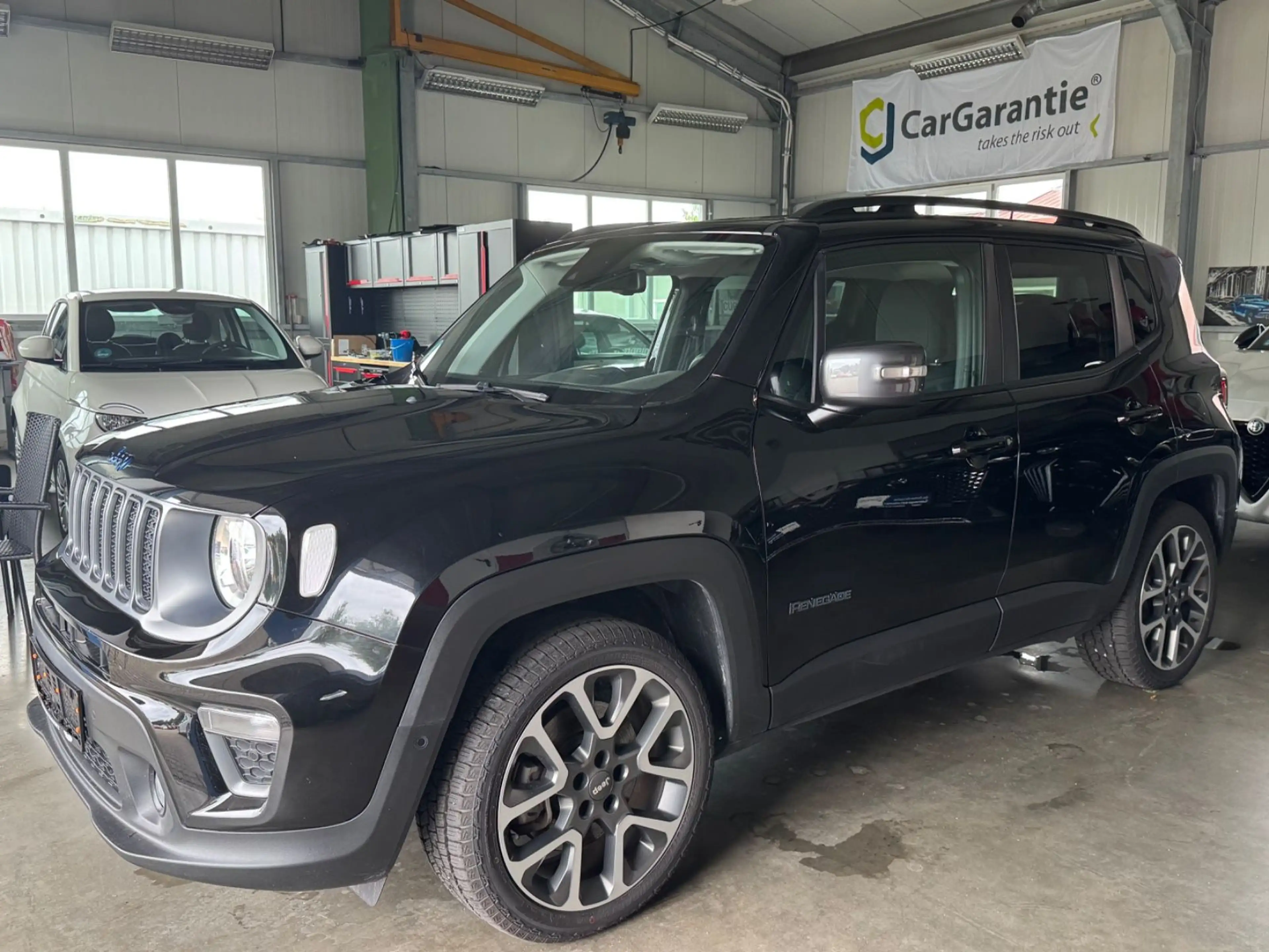 Jeep Renegade S Plug-In-Hybrid 4xe — photo 2