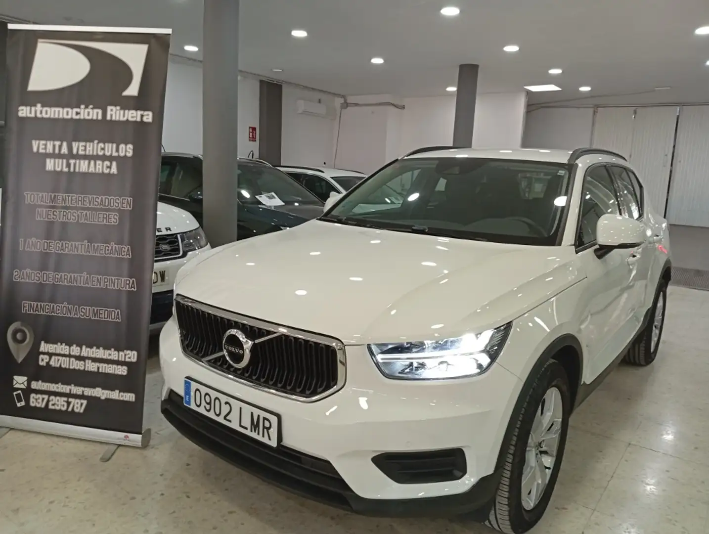 Volvo XC40 T2 Momentum Core Blanco - 1