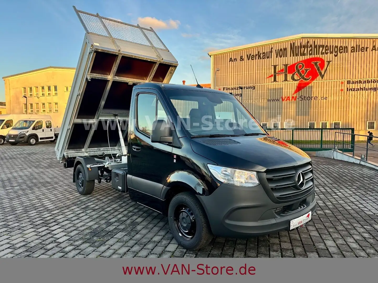 Mercedes-Benz SPRINTER 319 MBUX/KLIMA/STDHZG/RFK/AHK 3.5T Schwarz - 1