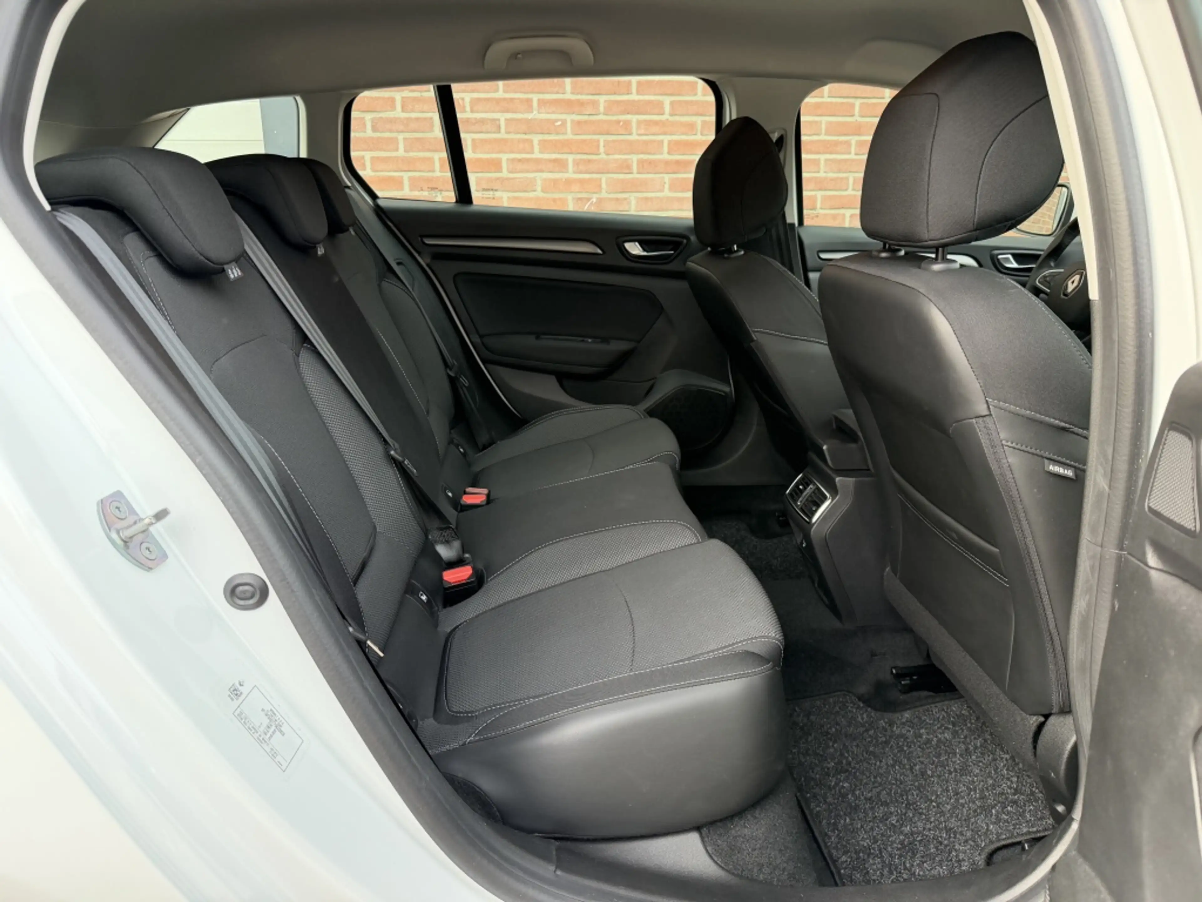 Renault Megane Estate 1.6 ET PH 160 Eq. CARPLAY CAMERA INRUIL MOG — photo 6