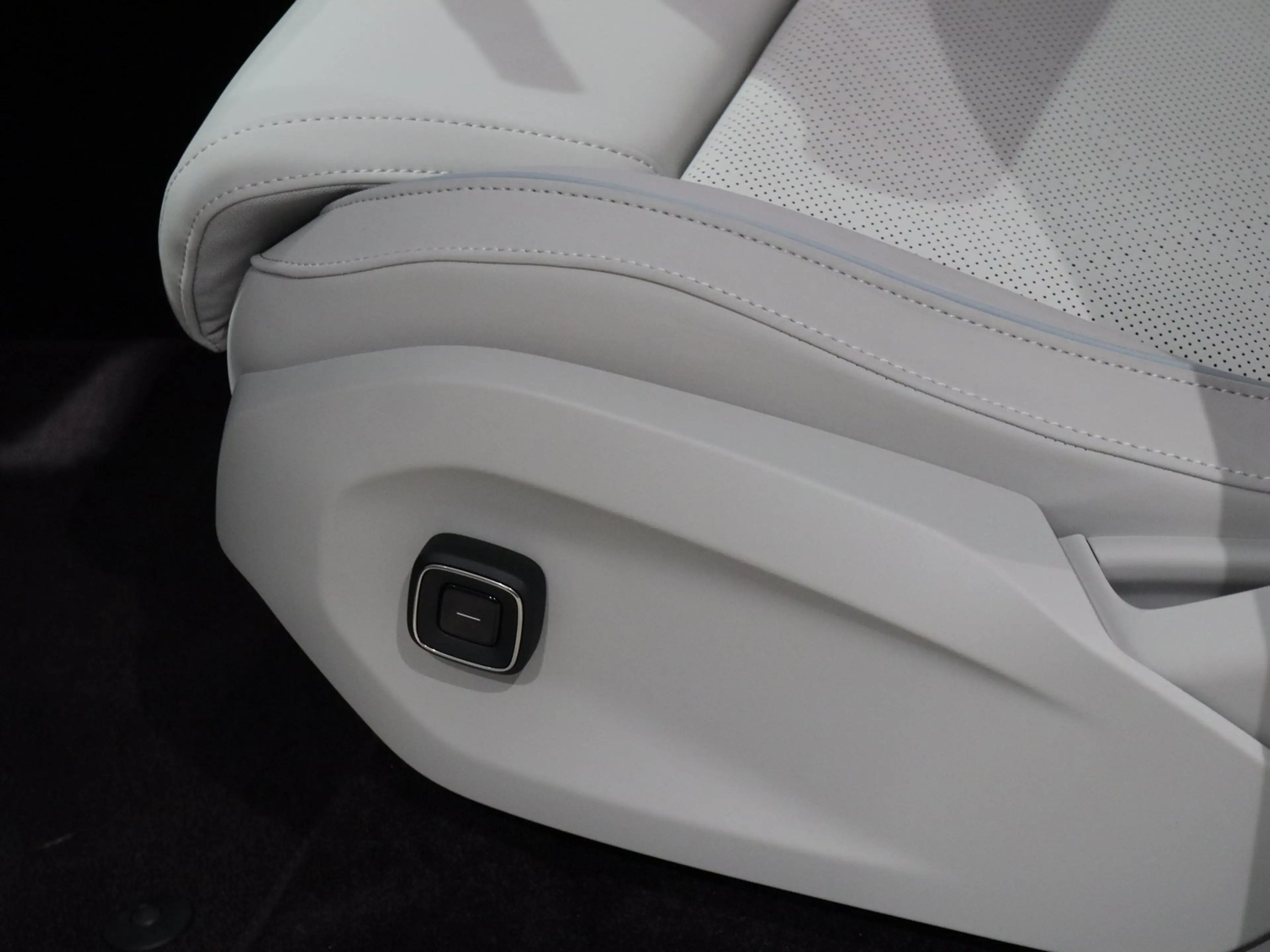 Volvo EX60 P10 electric Ultra AWD — photo 13