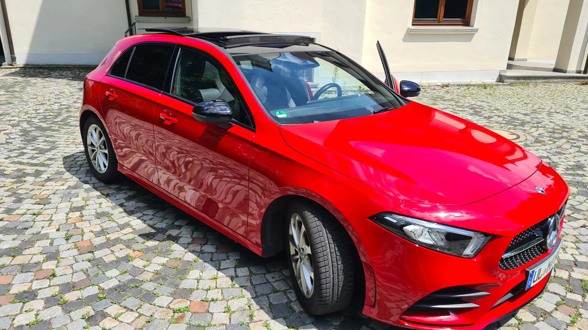 Mercedes-Benz A 200 A 200 7G-DCT AMG Line Rot - 1