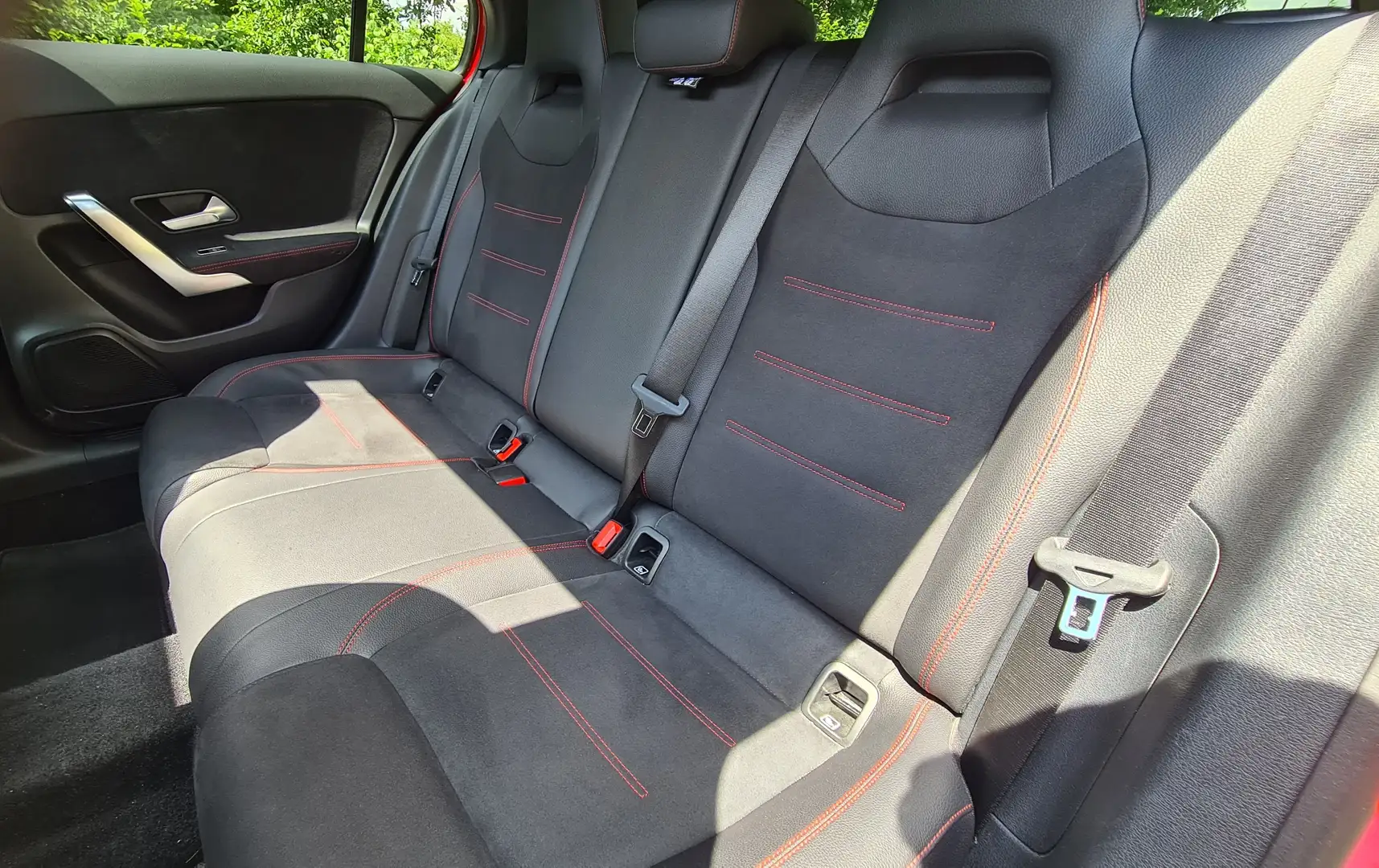 Mercedes-Benz A 200 A 200 7G-DCT AMG Line Rot - 2