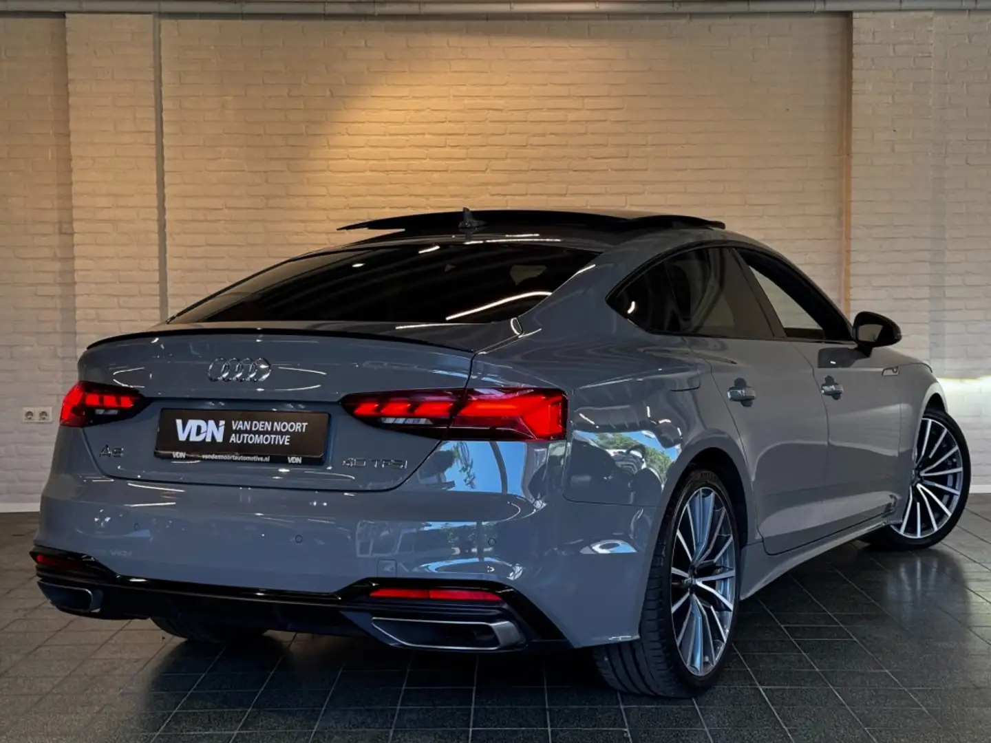 Audi A5 Sportback 40 TFSI Launch edition Sport S-Line Pano Grijs - 2
