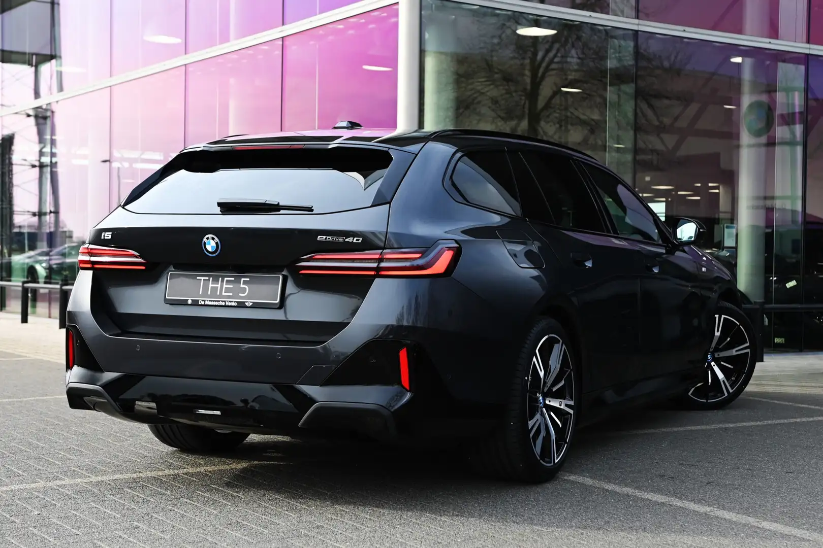 BMW i5 eDrive40 M Sport / Panoramadak / Trekhaak / Bowers Grijs - 2