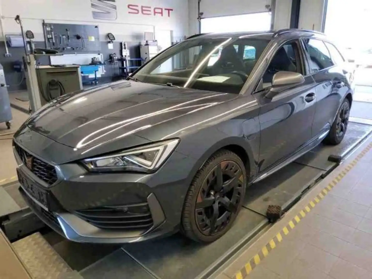 CUPRA Leon Sportstourer VZ eHybrid LM19 eKLAPPE FULL-L Grau - 2
