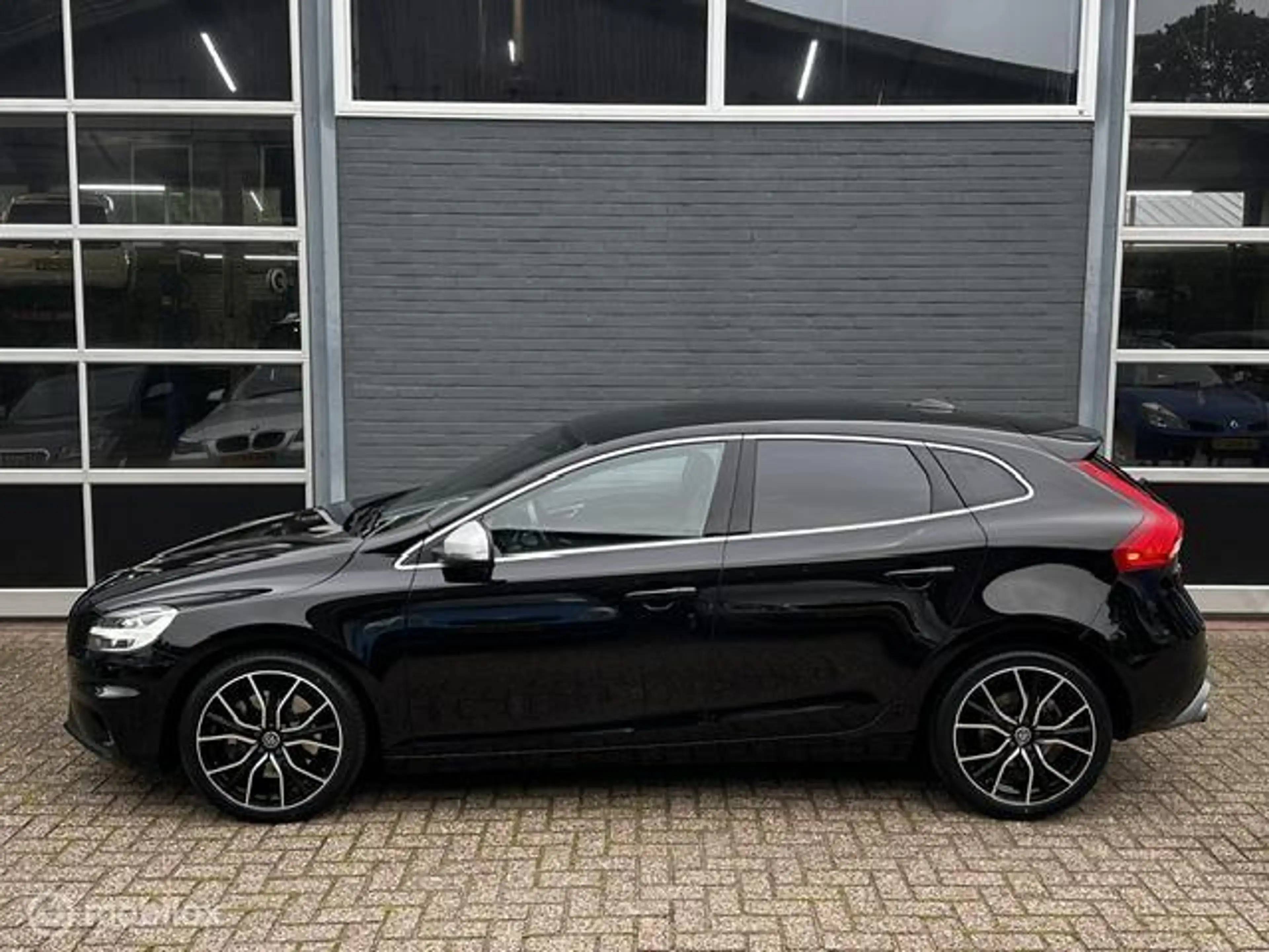 Volvo V40 2.0 T4 R-Design / Panoramadak / Vol leder — photo 2