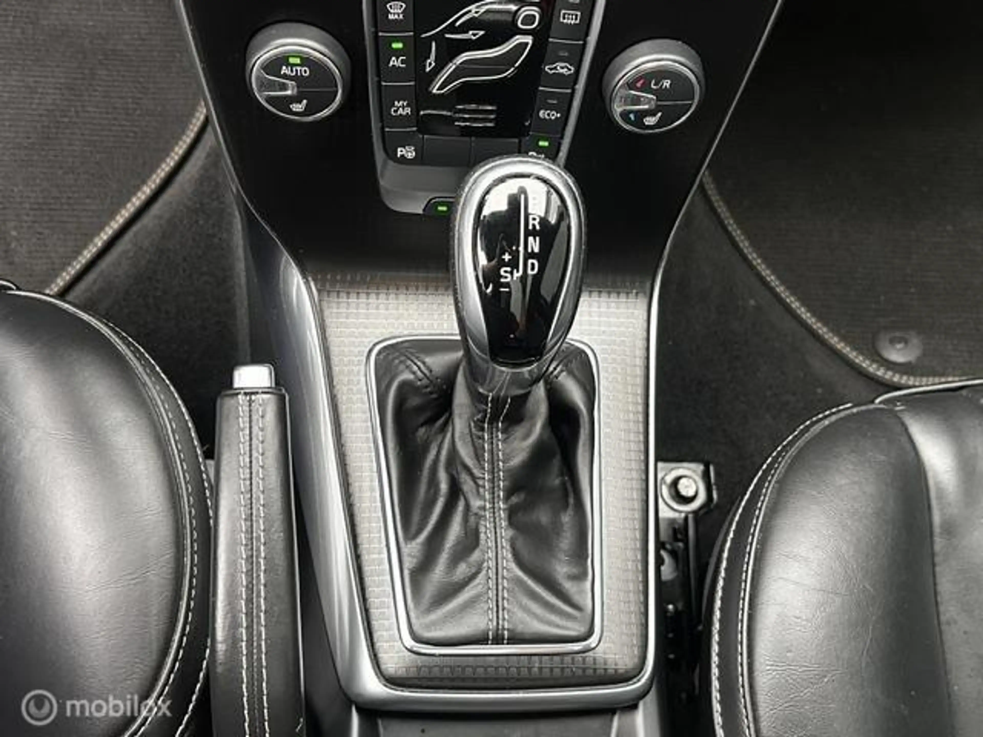 Volvo V40 2.0 T4 R-Design / Panoramadak / Vol leder — photo 14