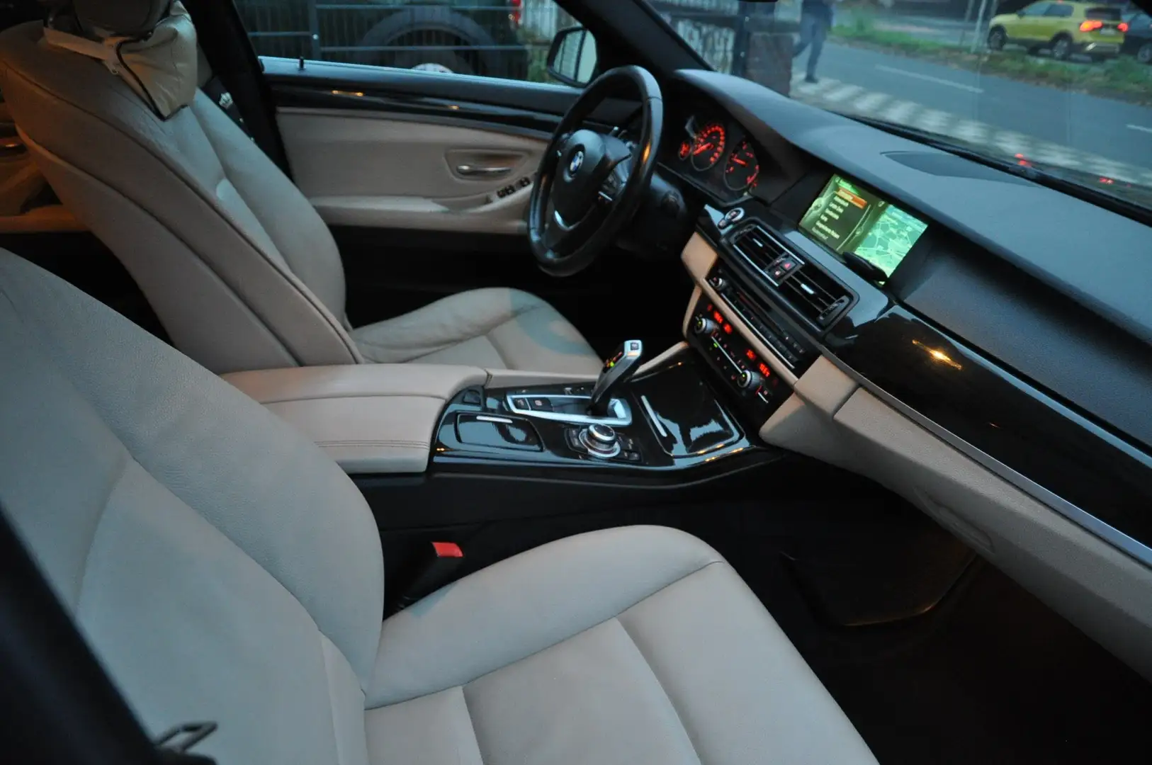 BMW 520 520 d Automatik*Kamera-AHK-Leder-Navi-Xenon* Grau - 2