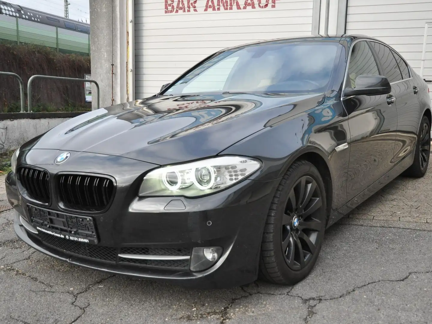 BMW 520 520 d Automatik*Kamera-AHK-Leder-Navi-Xenon* Grau - 1