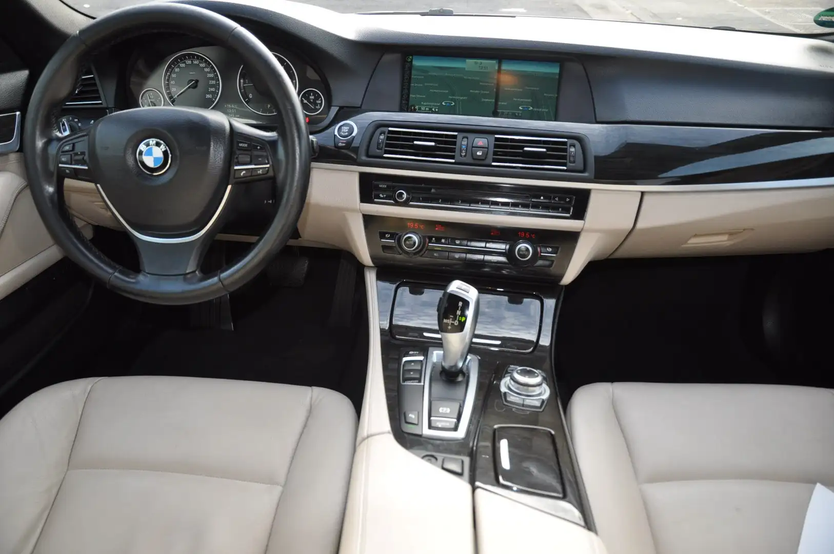 BMW 520 520 d Automatik*Kamera-AHK-Leder-Navi-Xenon* Gris - 2