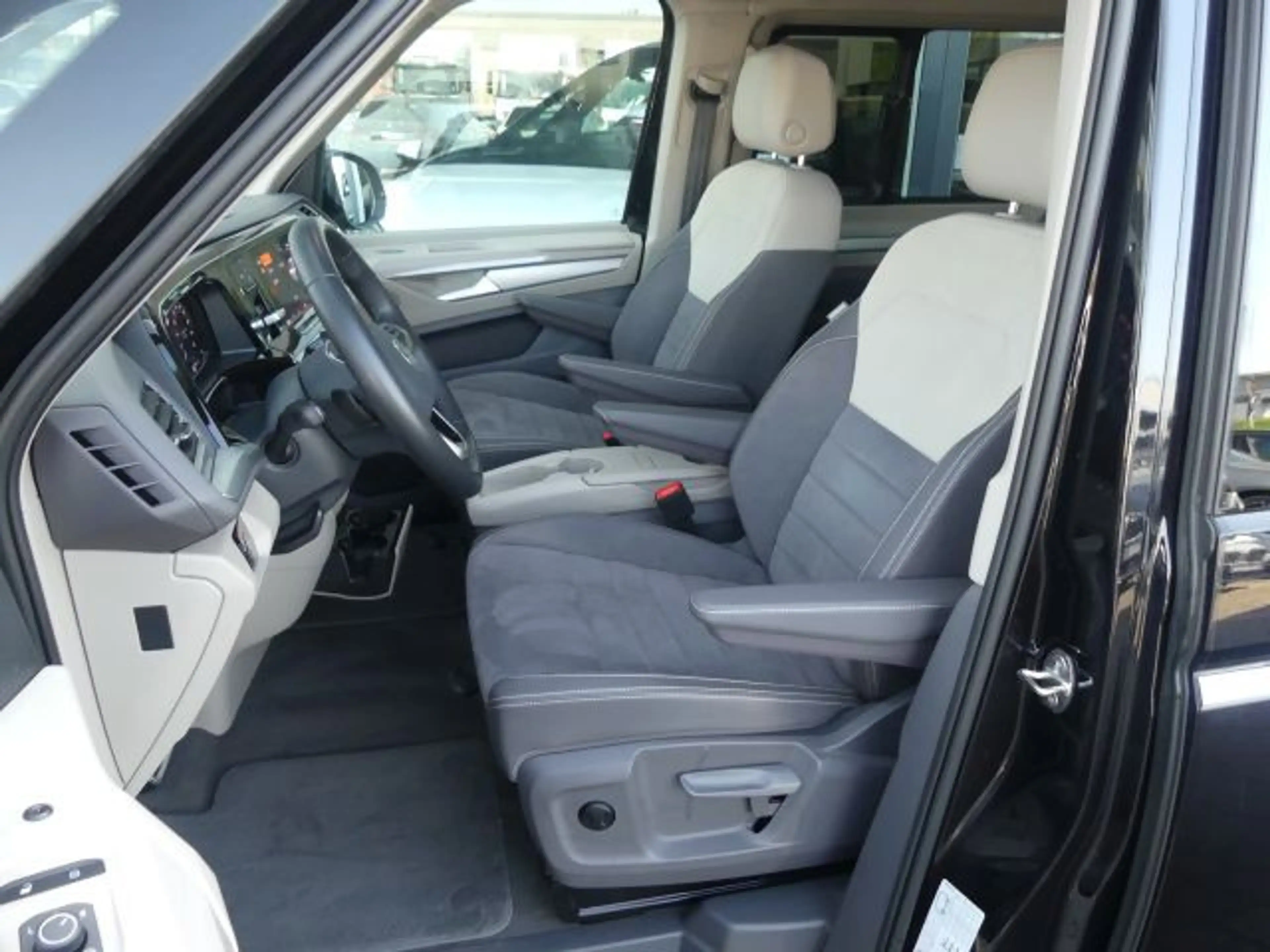 Volkswagen T7 Multivan Lg ACC°AHK°PanoStdhzg°HarmKard — photo 9
