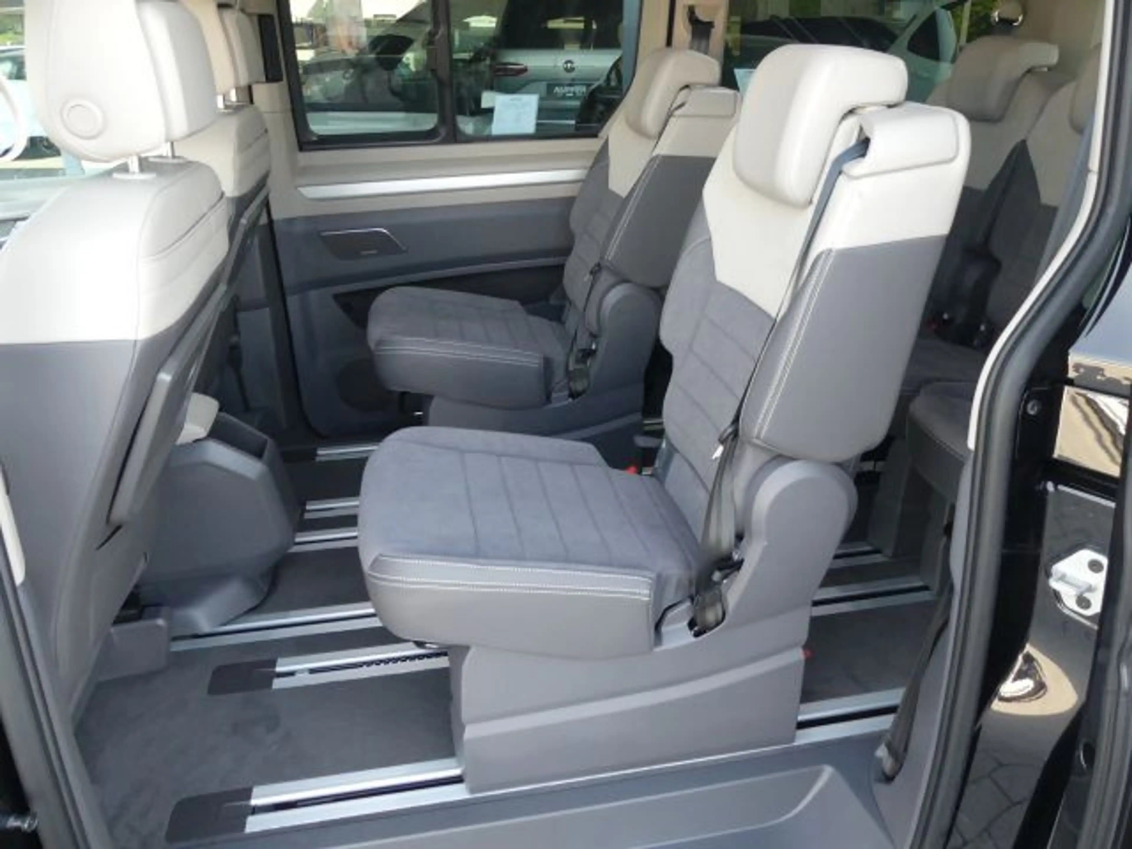 Volkswagen T7 Multivan Lg ACC°AHK°PanoStdhzg°HarmKard — photo 10
