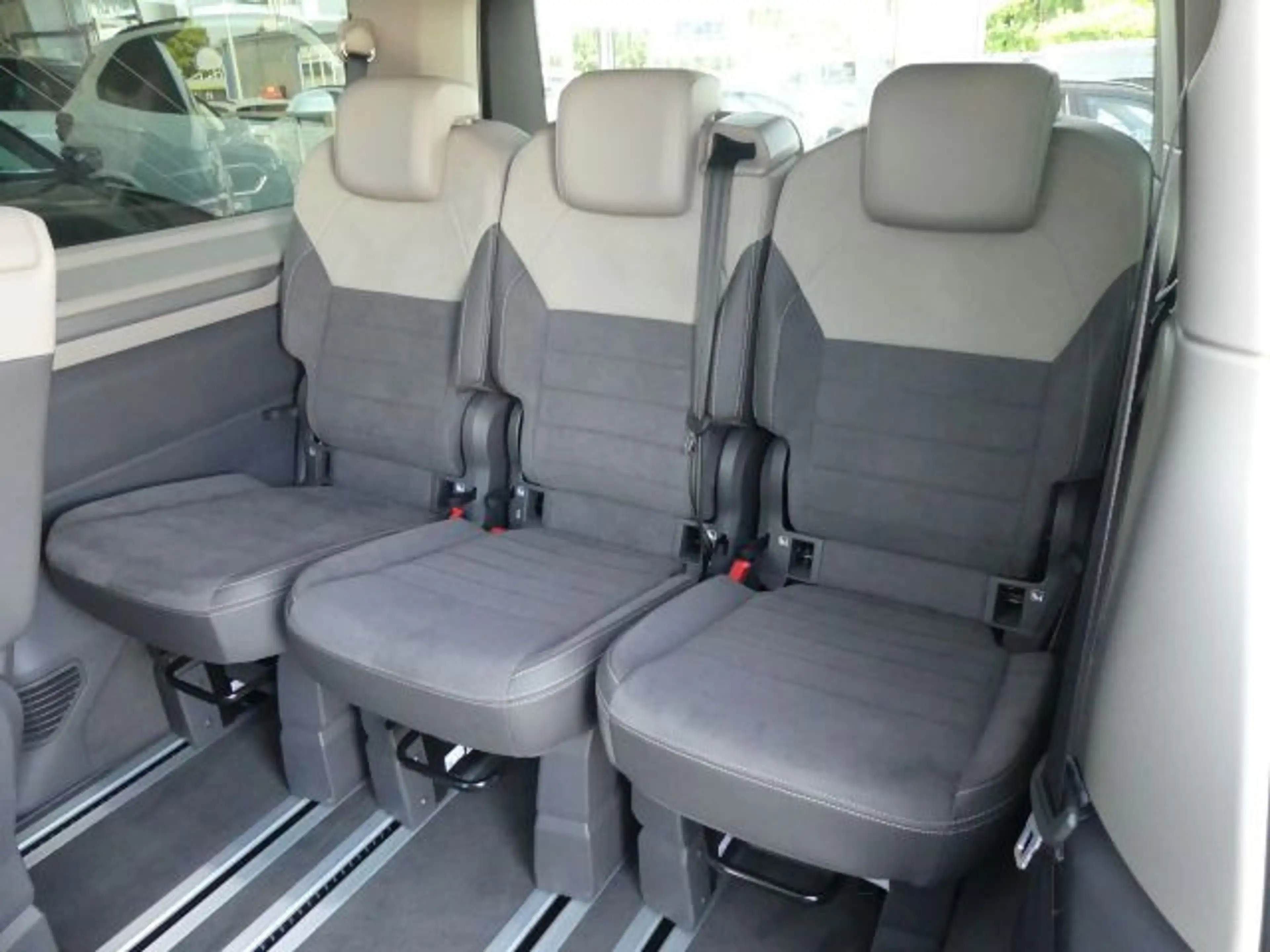 Volkswagen T7 Multivan Lg ACC°AHK°PanoStdhzg°HarmKard — photo 13