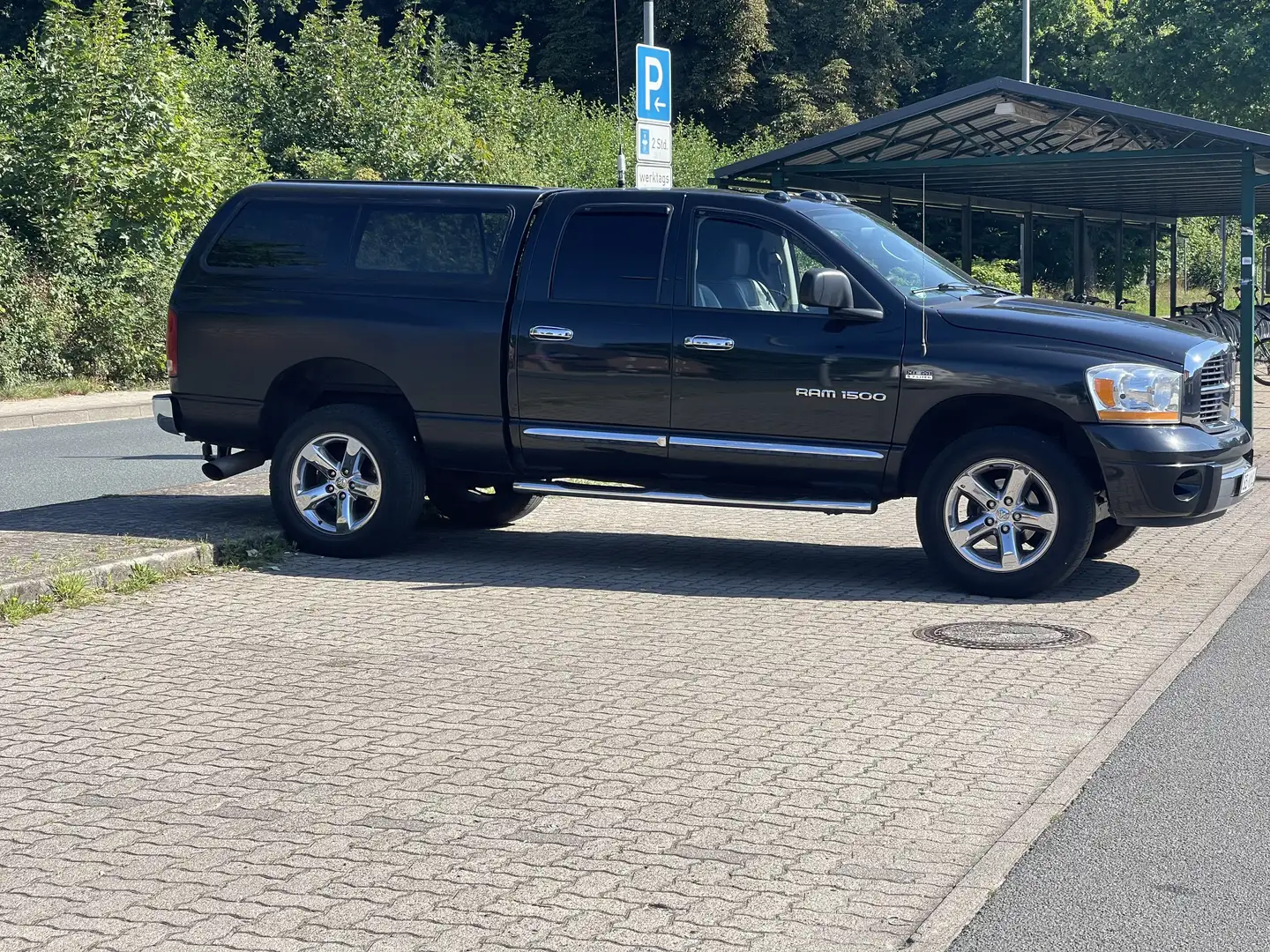 Dodge RAM Laramie 4x4 Schwarz - 1