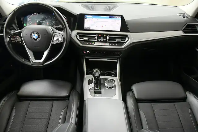 BMW 3 Series view 14