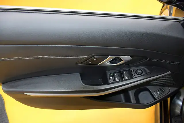 BMW 3 Series view 10