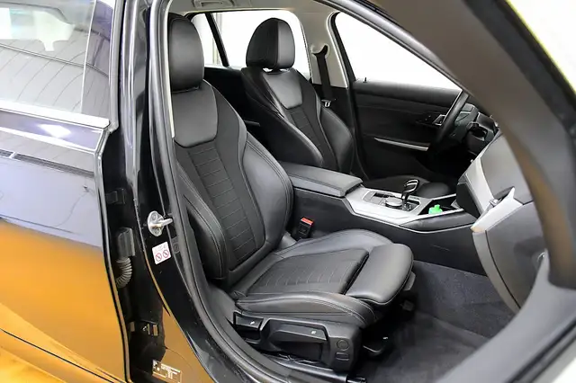 BMW 3 Series view 4
