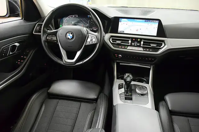 BMW 3 Series view 15