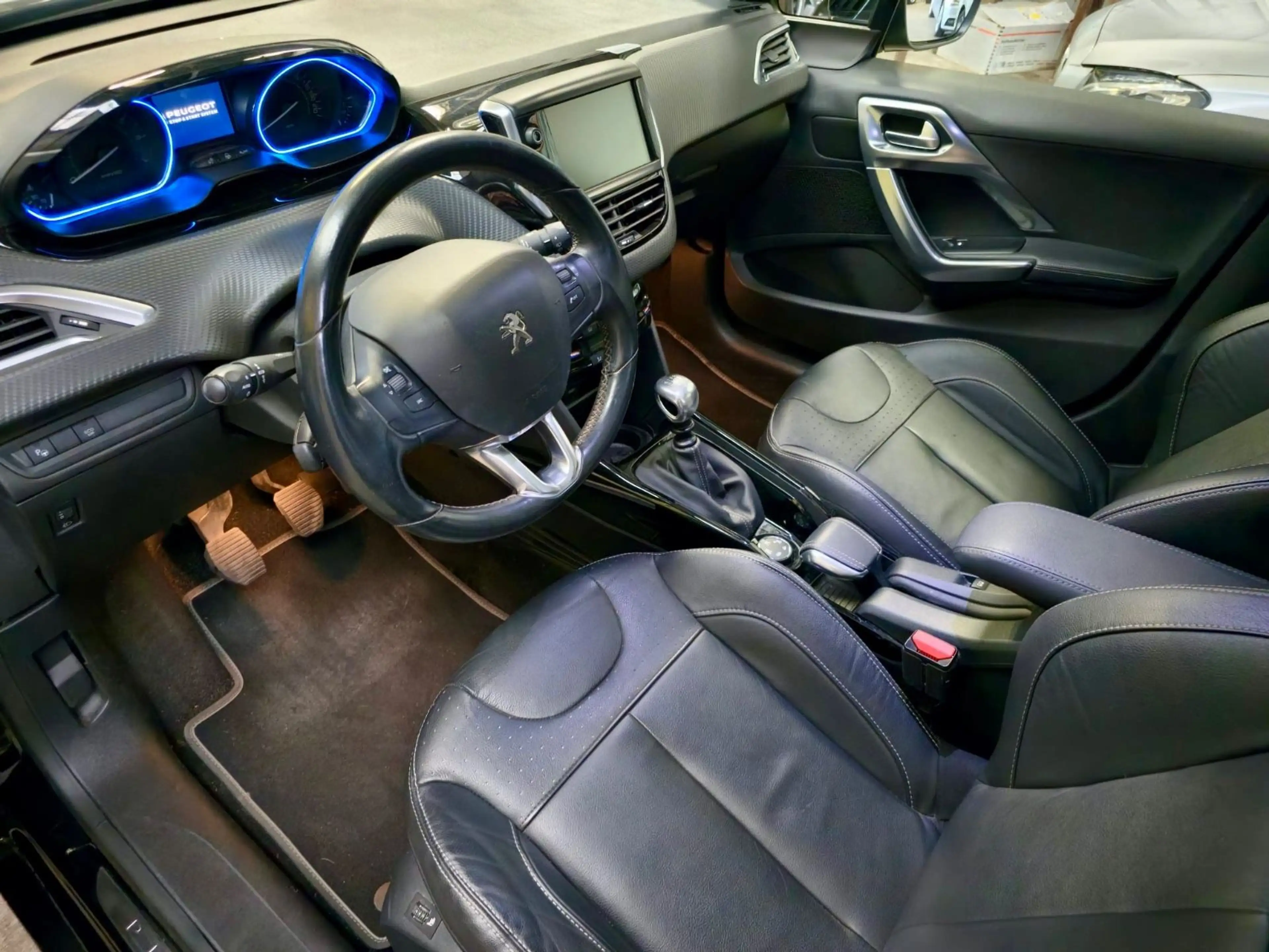 Peugeot 2008 Allure *Panorama*Navi*Top* — photo 10