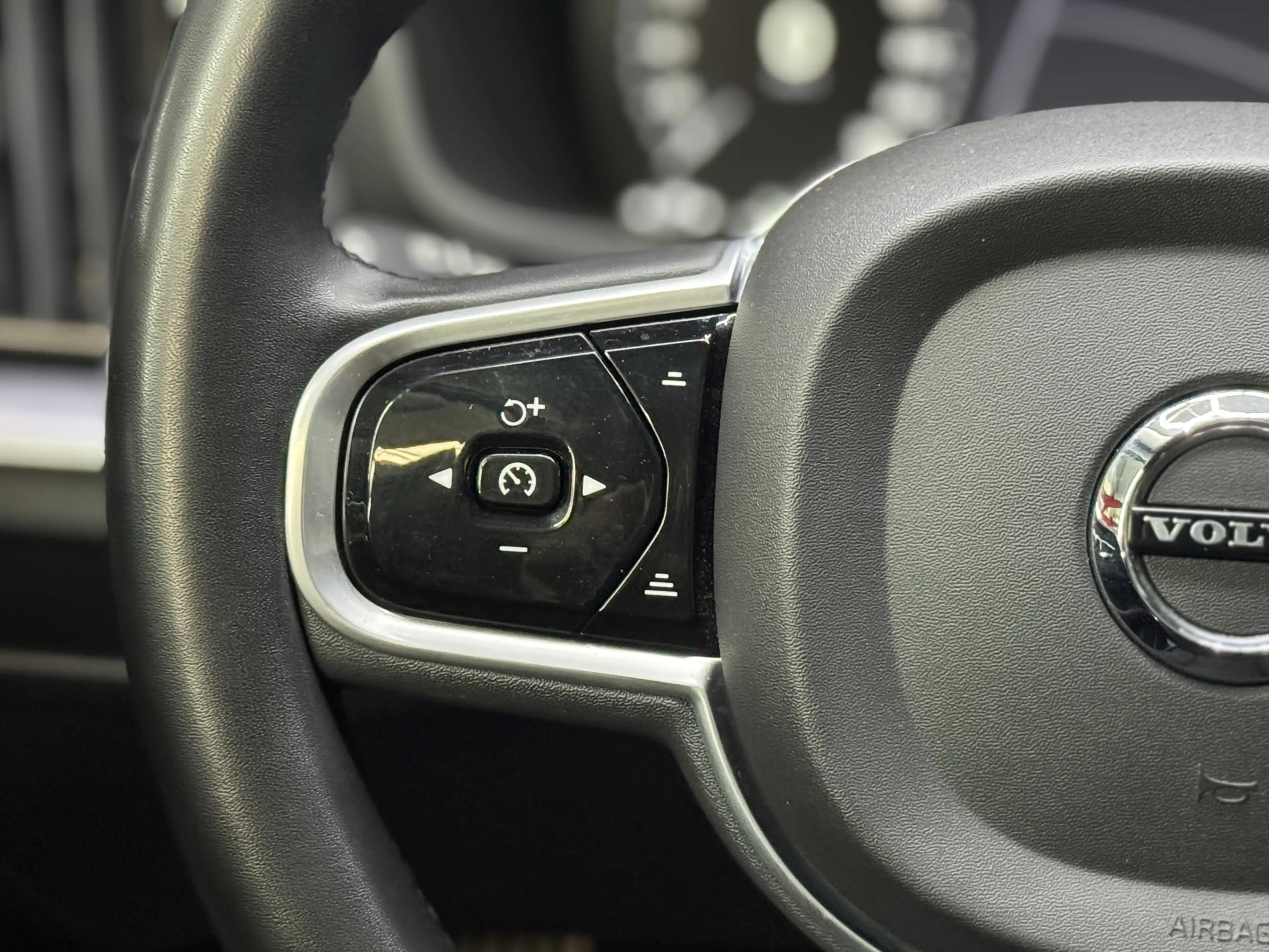 Volvo V60 Cross Country B4 AWD|3J.GARANTIE|AHK|PANO| — photo 17