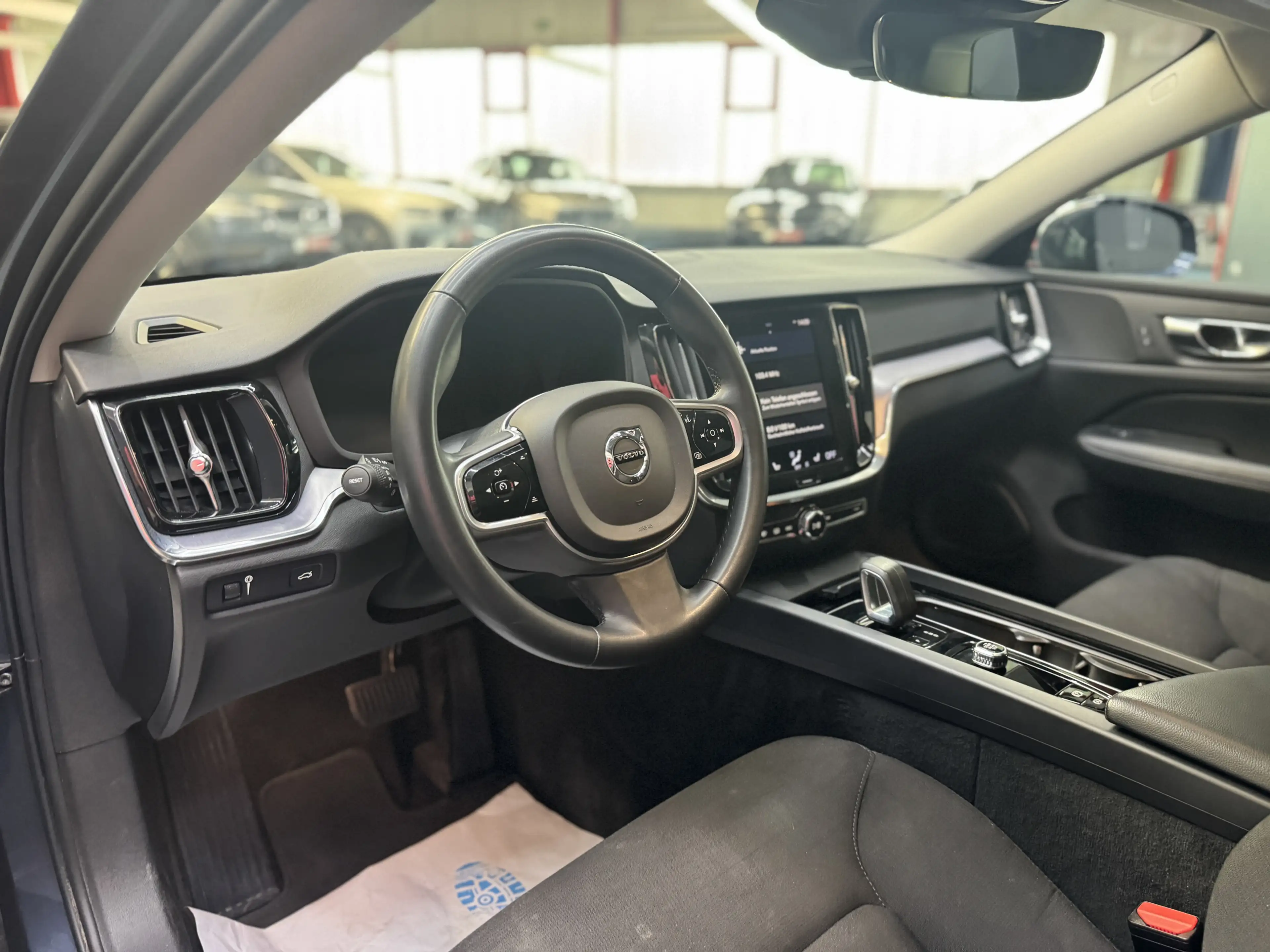 Volvo V60 Cross Country B4 AWD|3J.GARANTIE|AHK|PANO| — photo 9