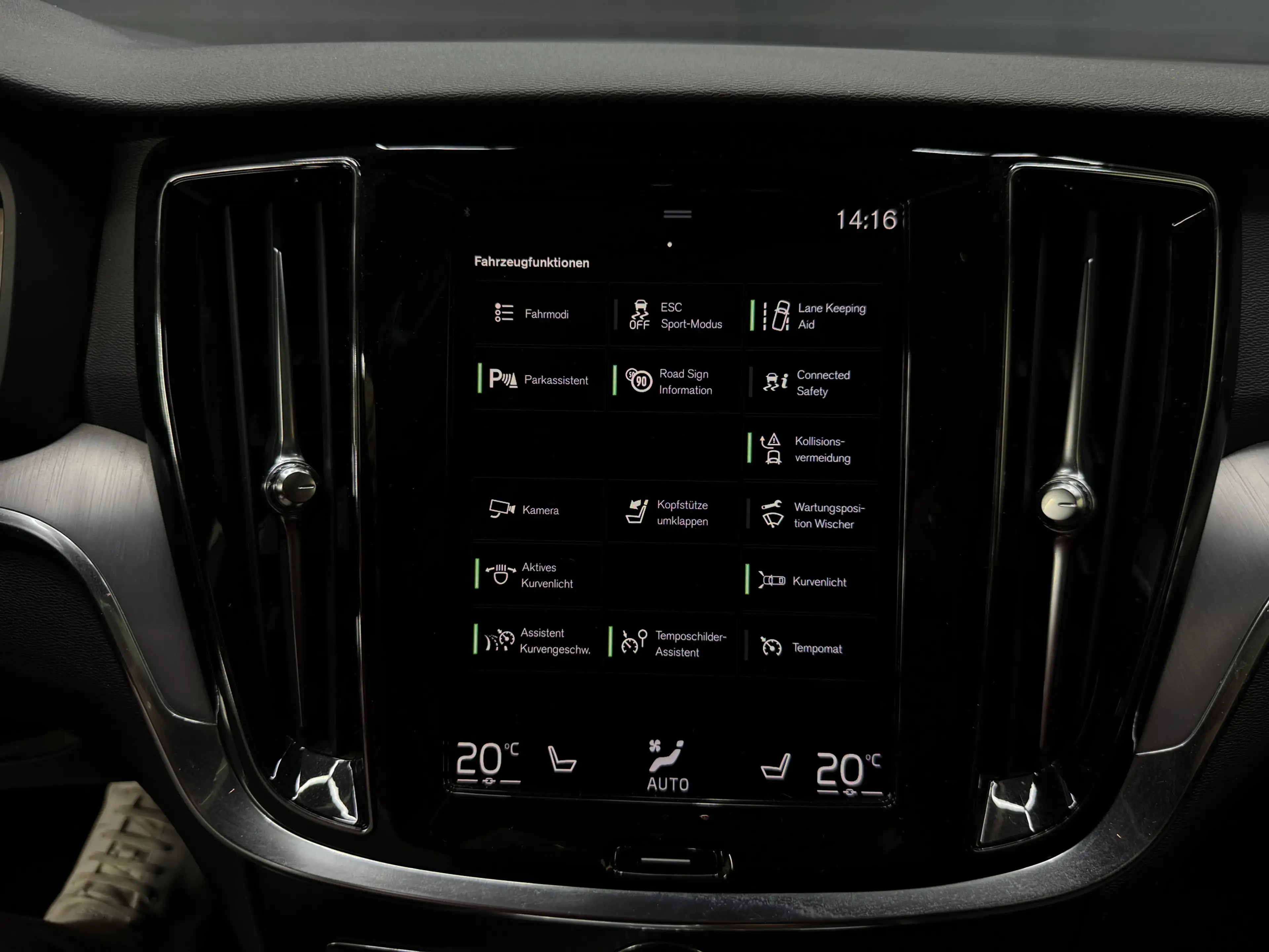 Volvo V60 Cross Country B4 AWD|3J.GARANTIE|AHK|PANO| — photo 26