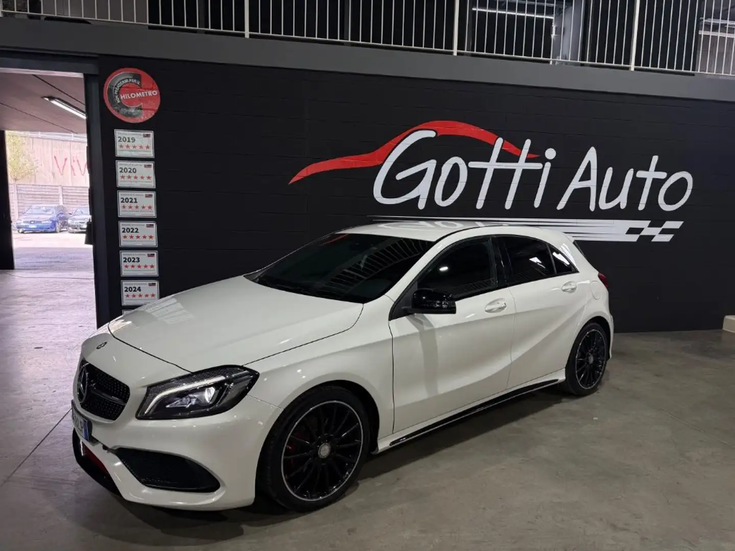 Mercedes-Benz A 180 PREMIUM AMG NEOPATENTATI Wit - 1