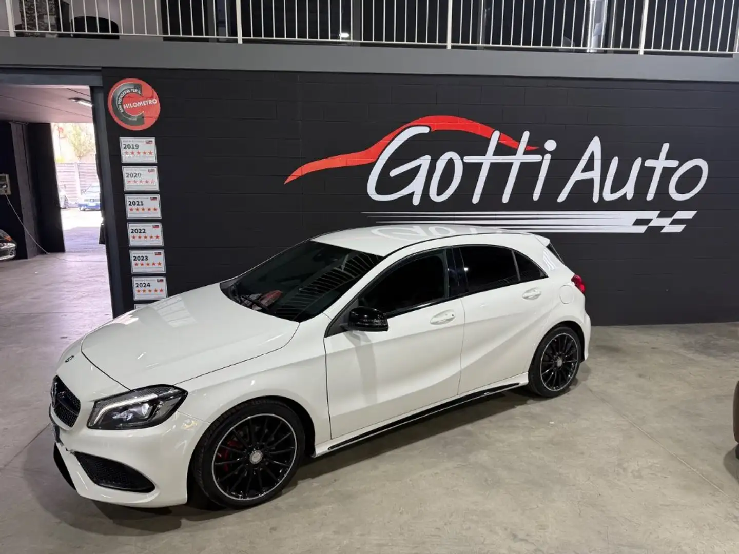 Mercedes-Benz A 180 PREMIUM AMG NEOPATENTATI Wit - 2