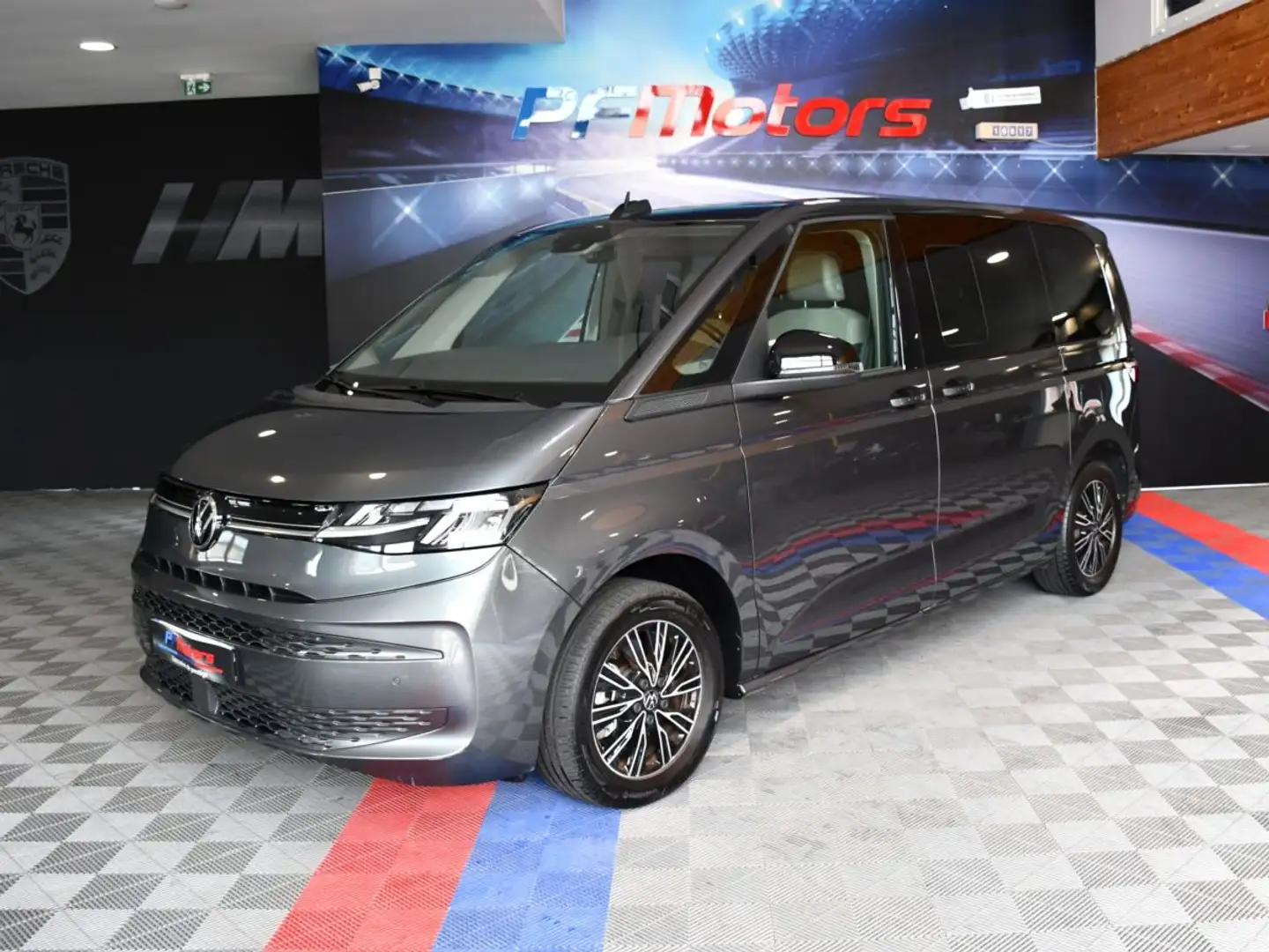 Volkswagen T7 Multivan T7 1.4 eHybrid 218 DSG Court Car Play Toit Pano Alcantara Front Lane Mode Fenêtre Latérales JA 17 Grau - 2