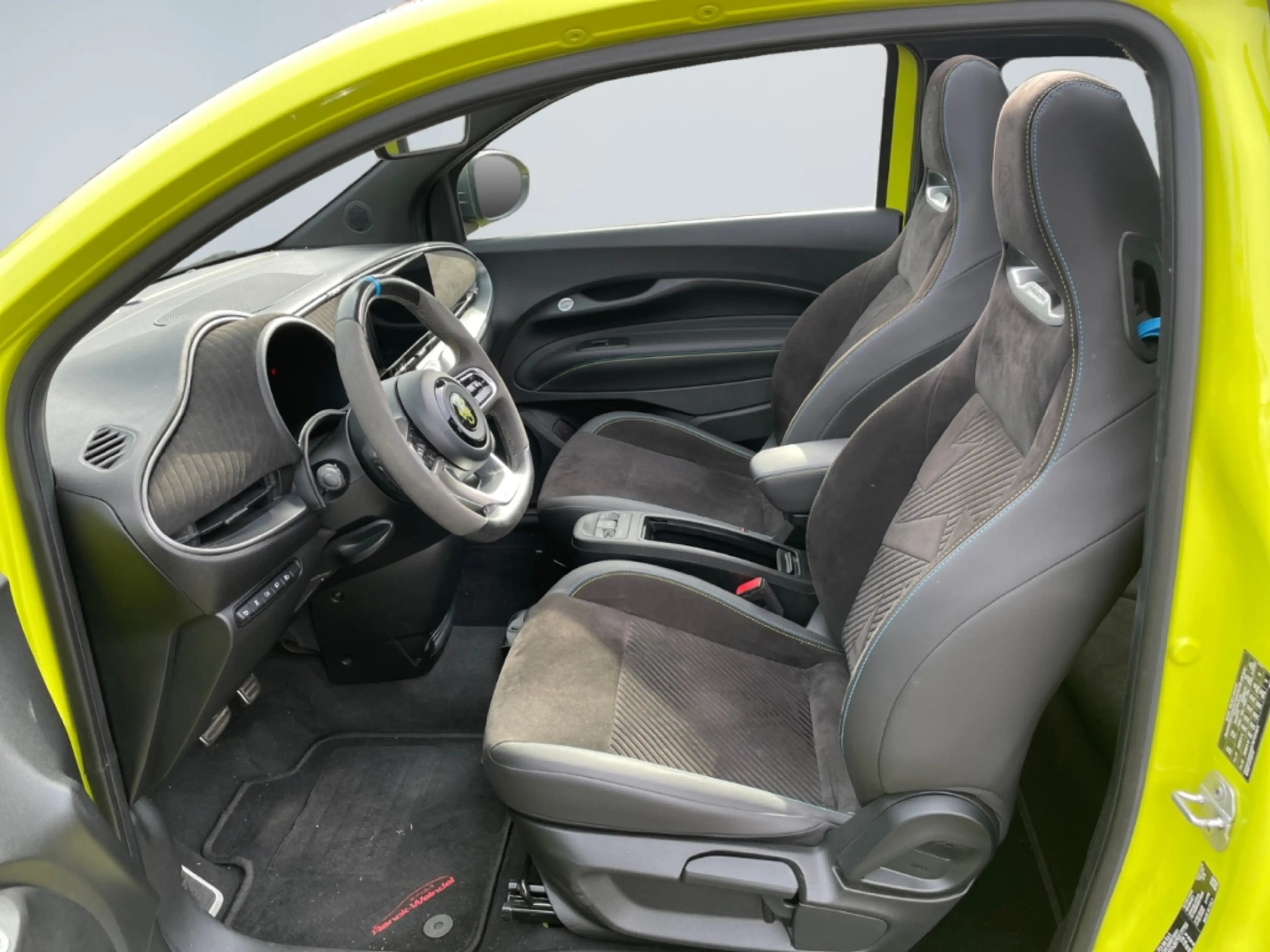 Abarth 500e Cabrio Scorpionissima Klimaautom Temp PDCv+h 360 K — photo 9