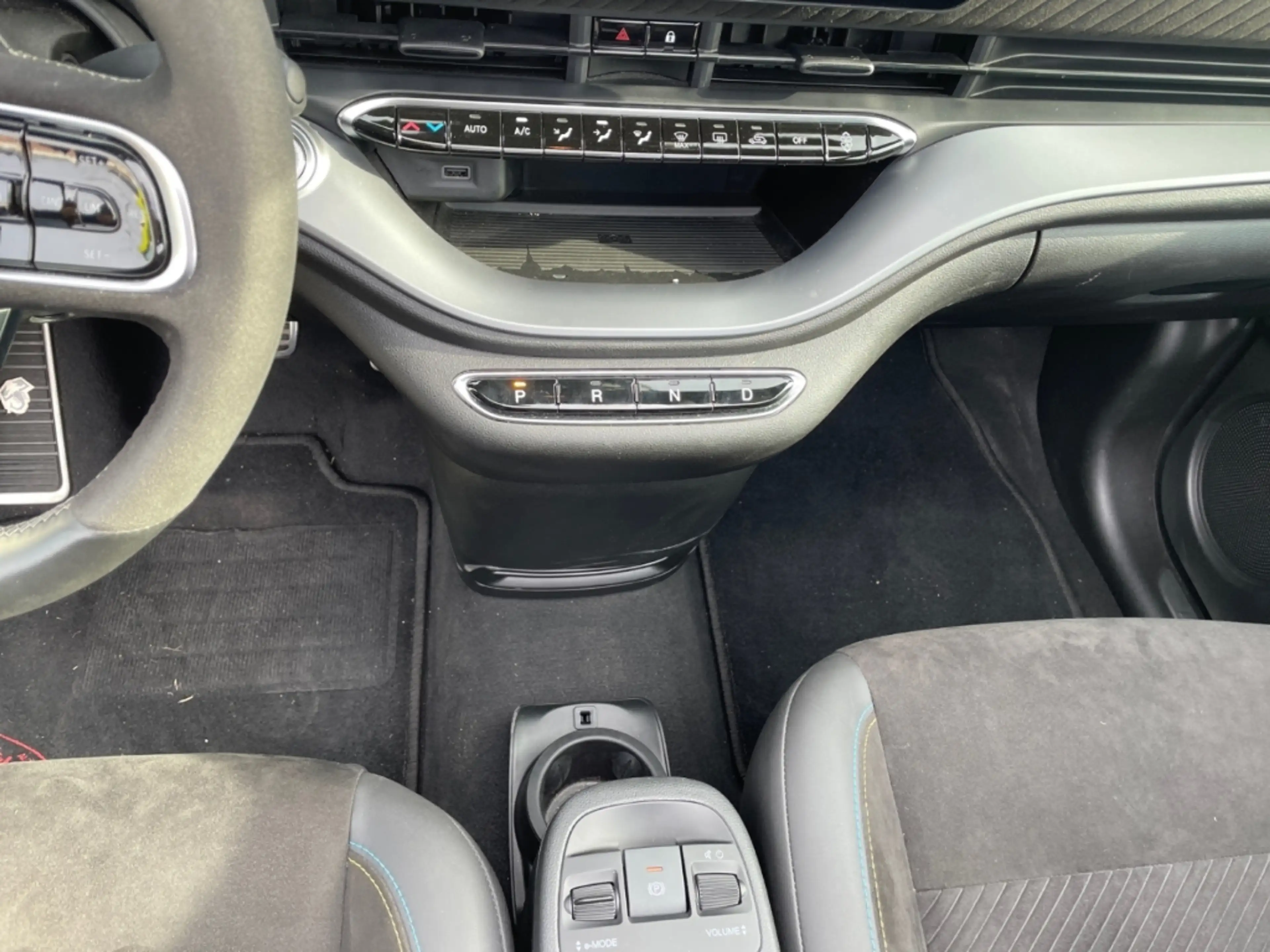 Abarth 500e Cabrio Scorpionissima Klimaautom Temp PDCv+h 360 K — photo 11