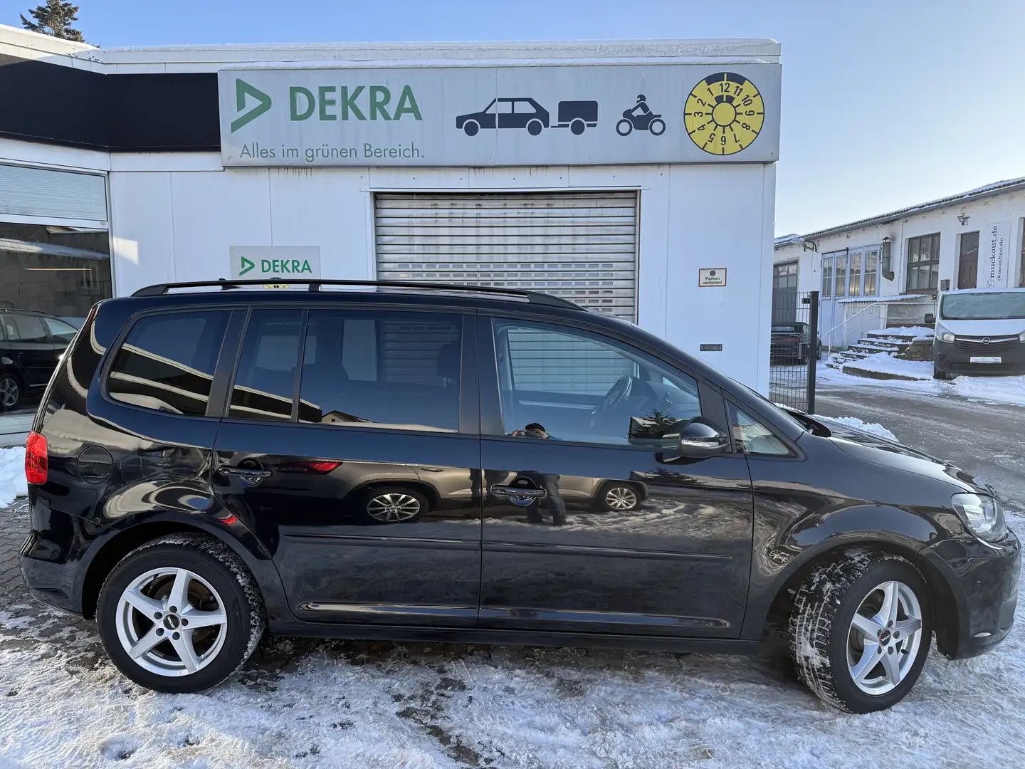 Volkswagen Touran Match BMT 2,0TDI DSG mit Klima/Navi/PDC/Xenon/Met. Schwarz - 2
