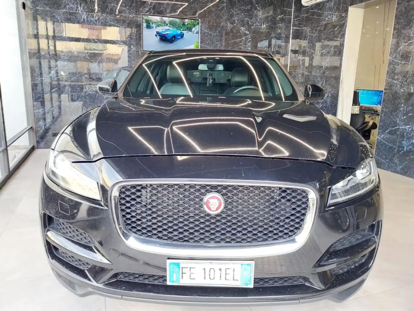 Jaguar F-Pace 2.0 D 180 CV AWD aut. Portfolio Nero - 1