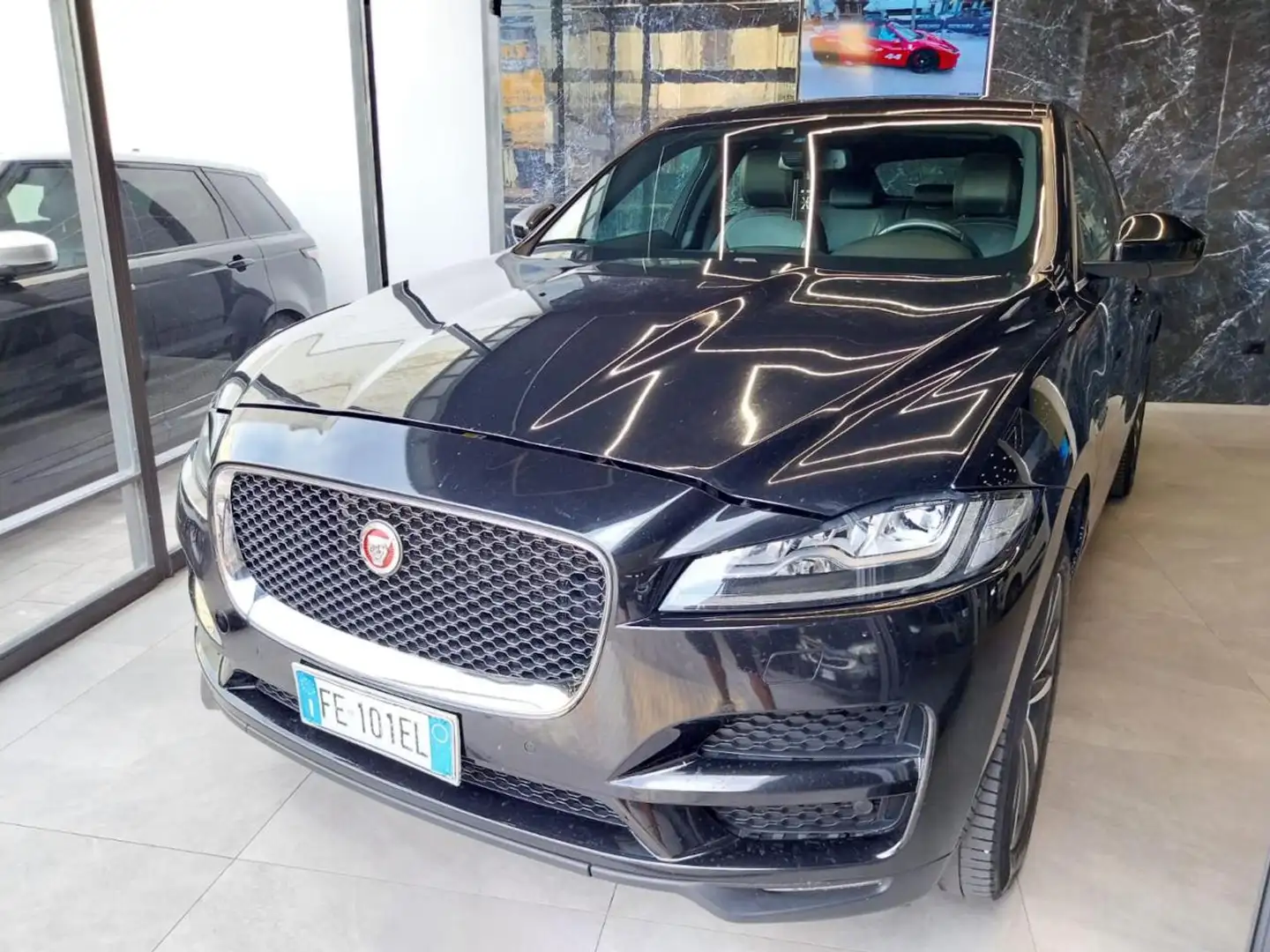 Jaguar F-Pace 2.0 D 180 CV AWD aut. Portfolio Nero - 2