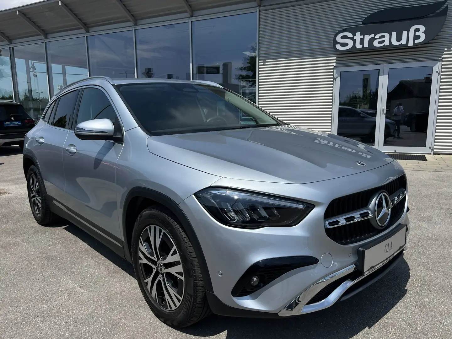 Mercedes-Benz GLA 180 GLA 180 (247.784) Grau - 1
