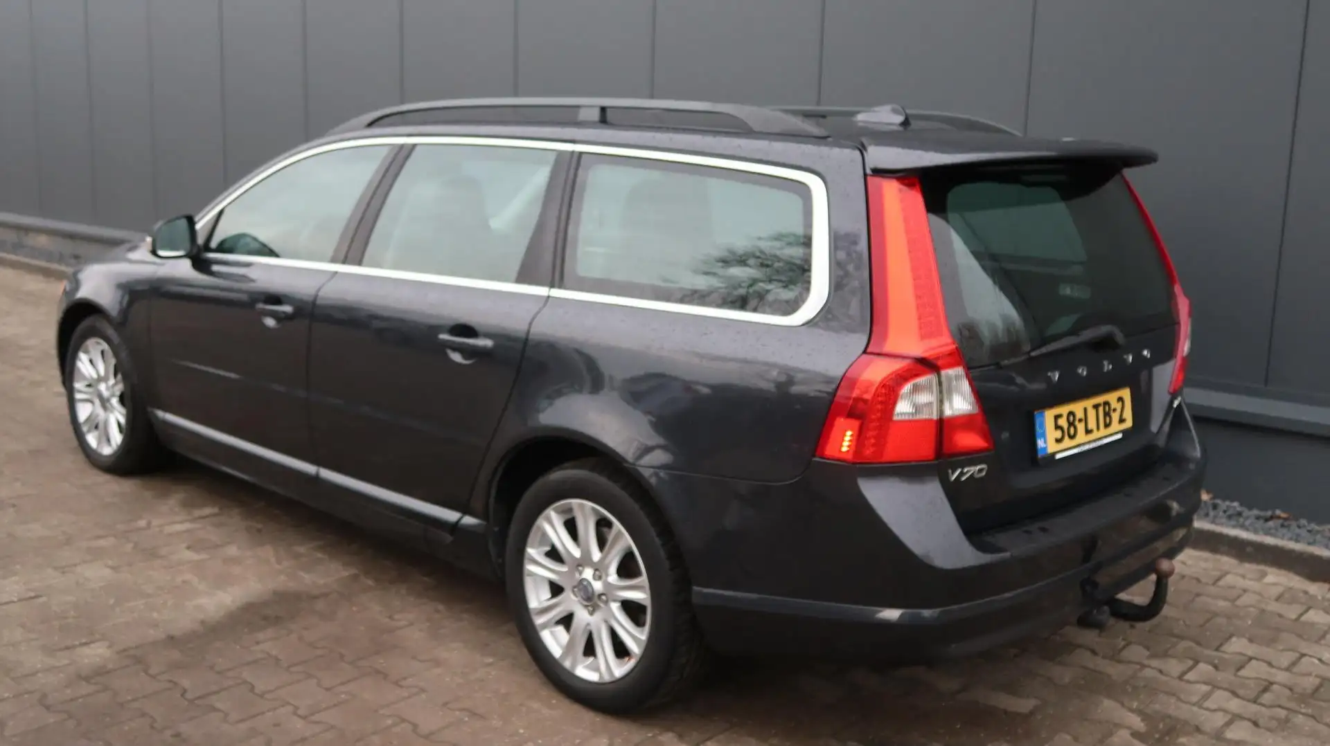 Volvo V70 2.4D Limited Edition Grijs - 2