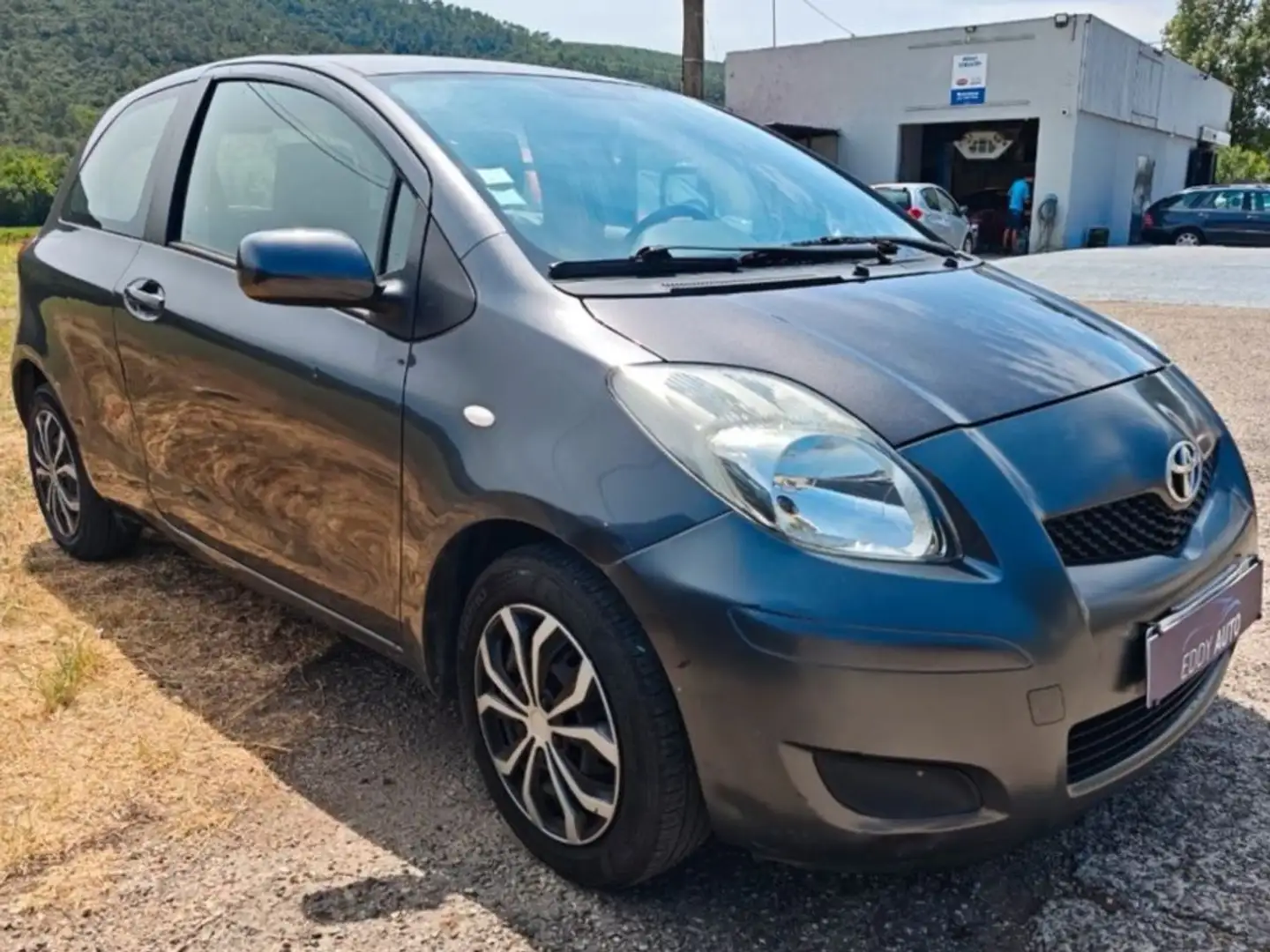 Toyota Yaris 1.3 vvti Gris - 1